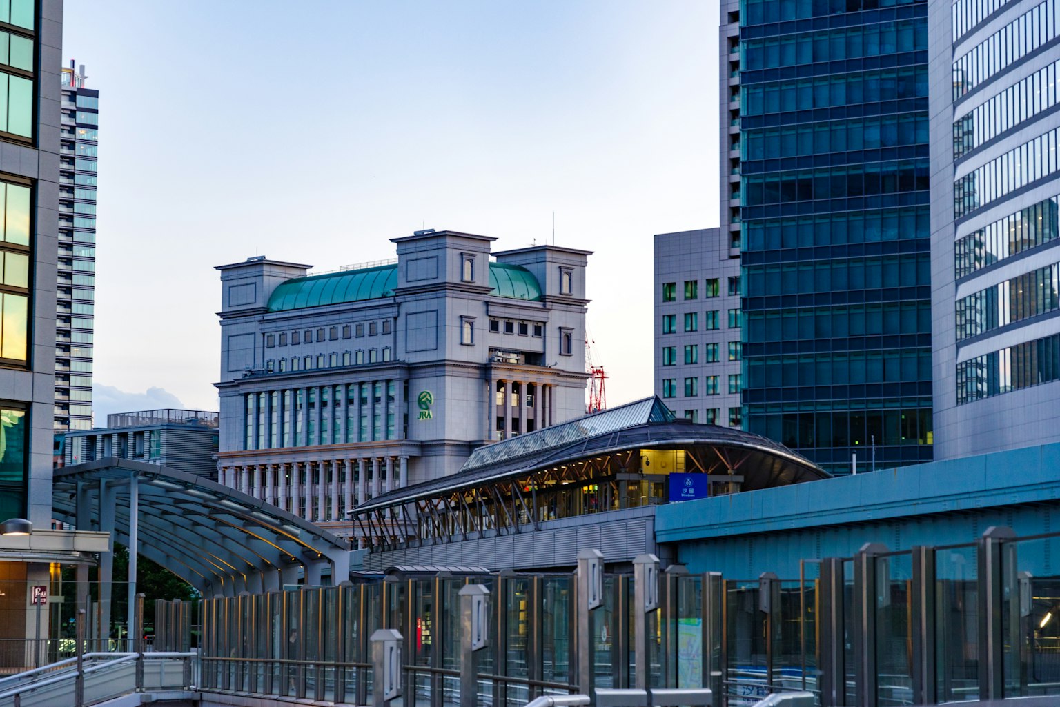 Paisaje urbano con edificios modernos y arquitectura histórica