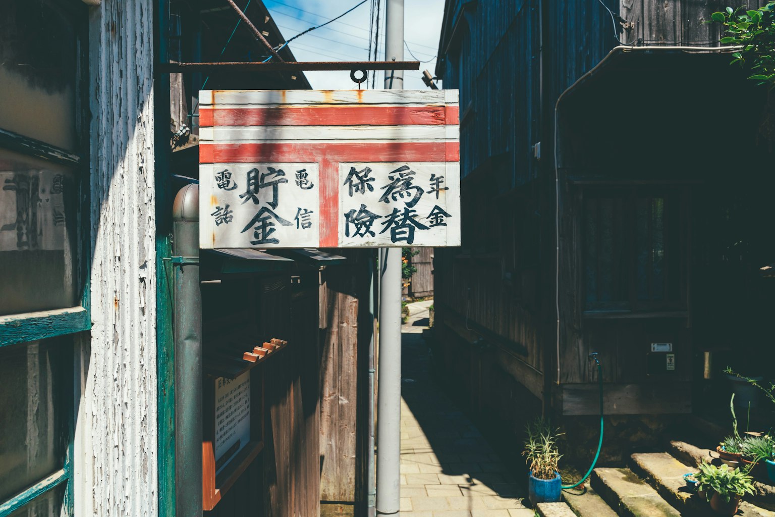 舊日本街道上的手寫標誌和木製建築