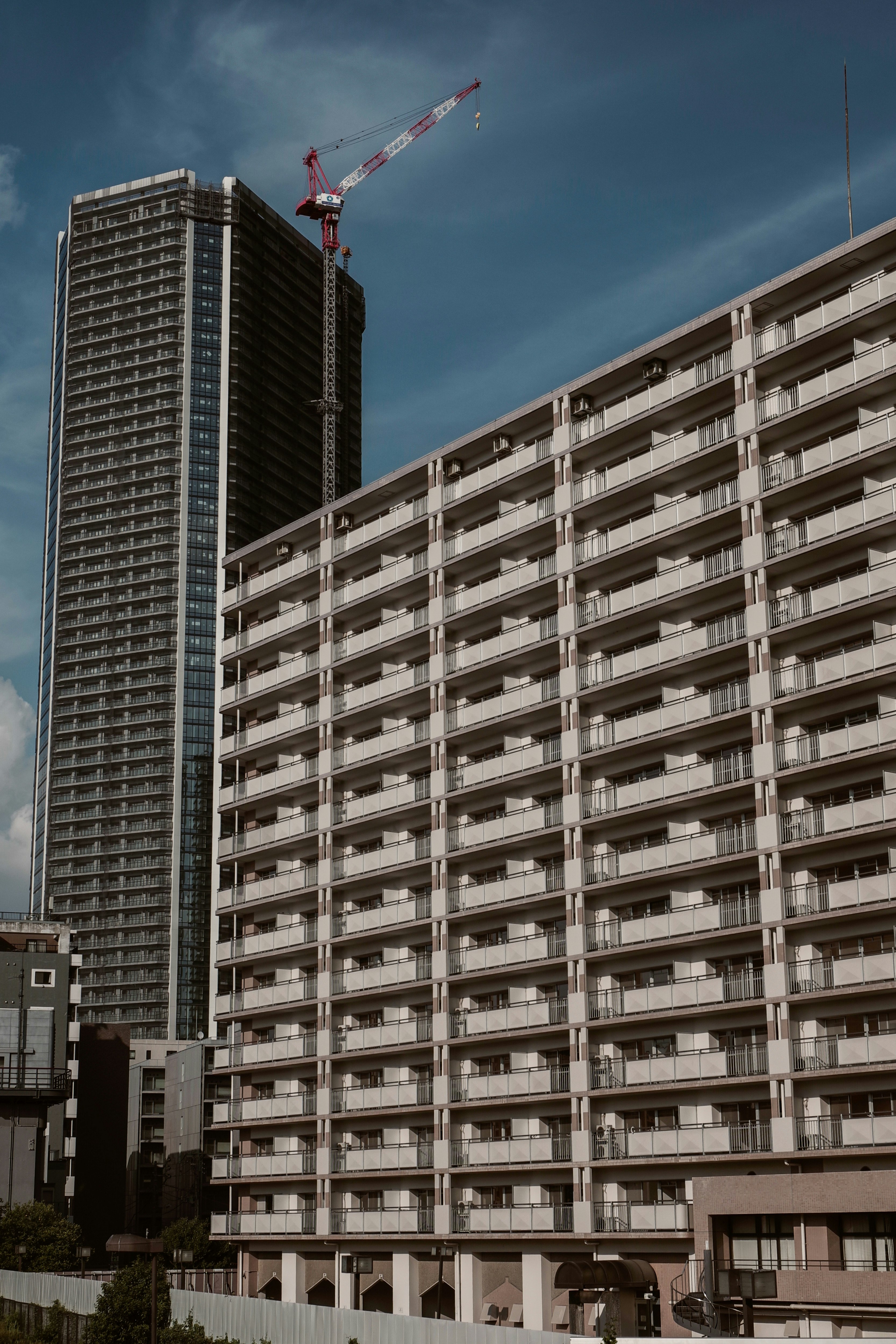 高層ビルと建設中のクレーンが見える都市の街並み