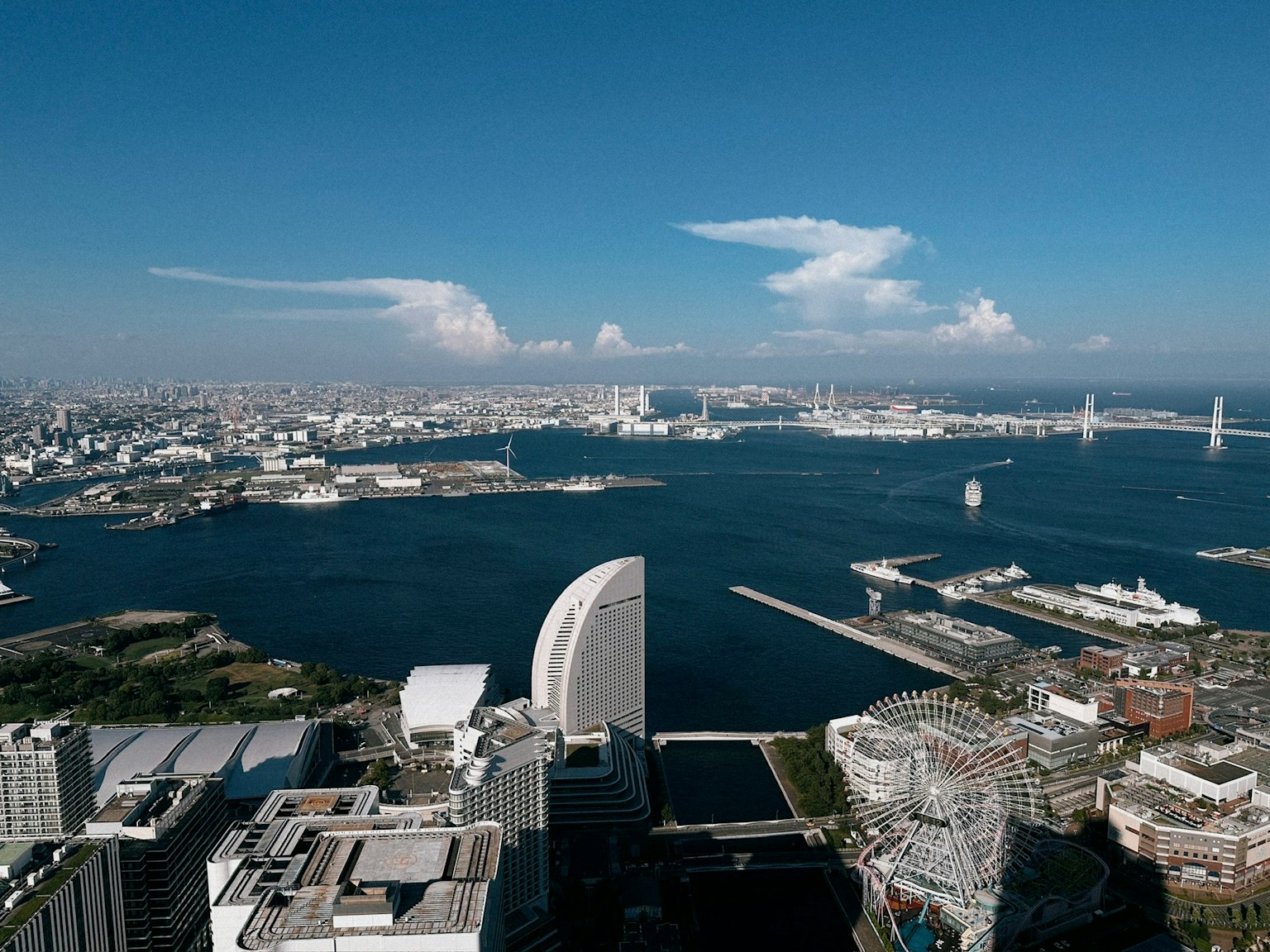 横滨港和天际线的全景视图