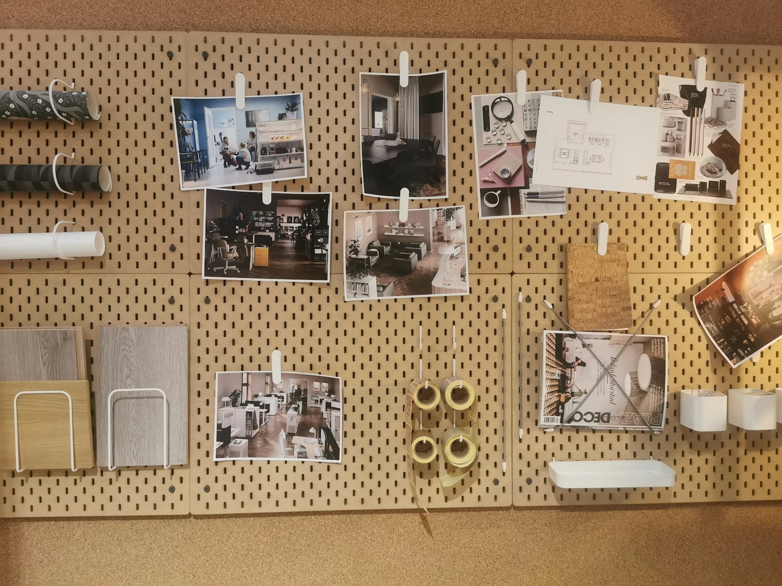 Bacheca di ispirazione con foto e documenti appuntati