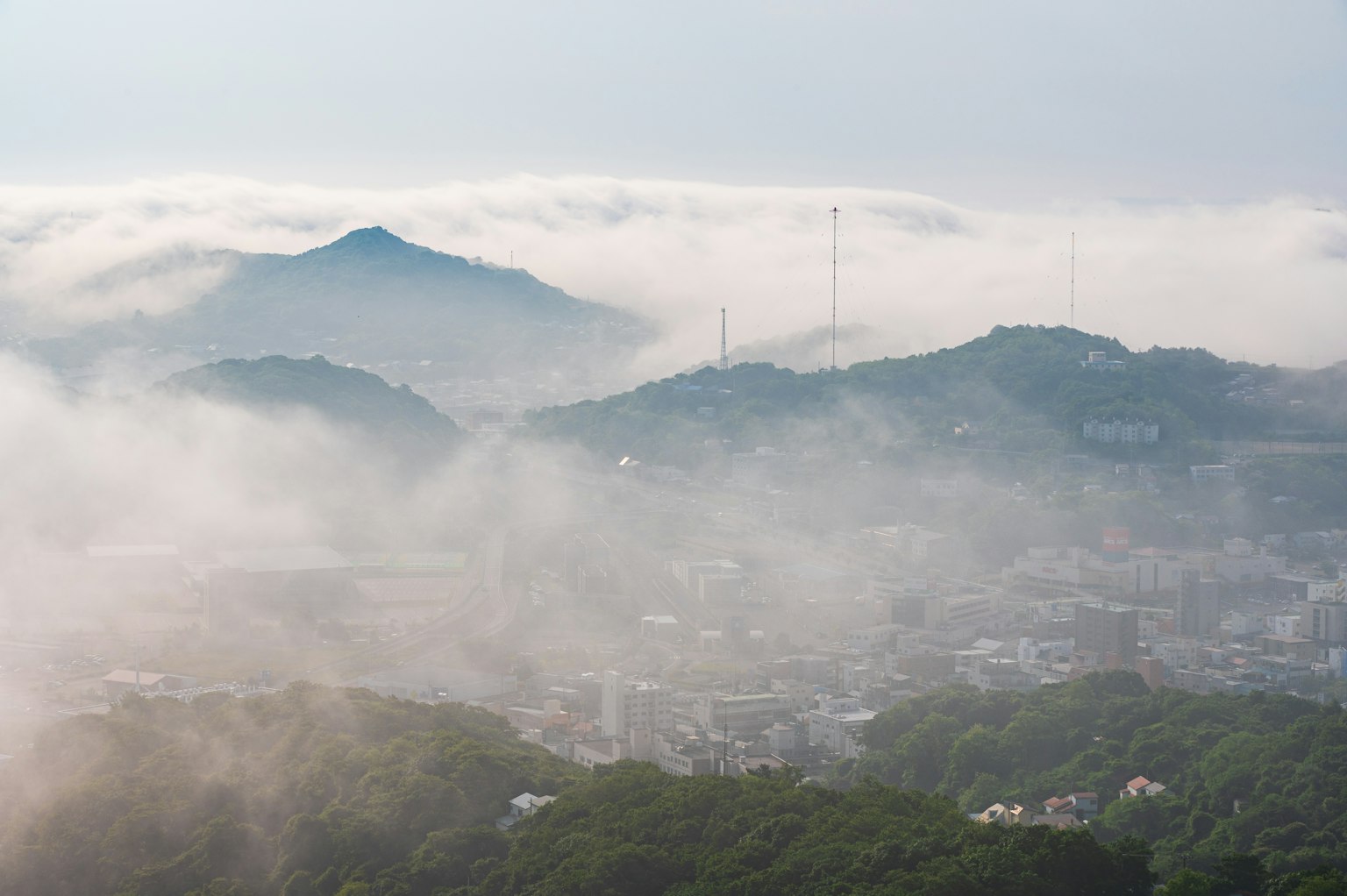 被雾气笼罩的山脉和前景城市景观
