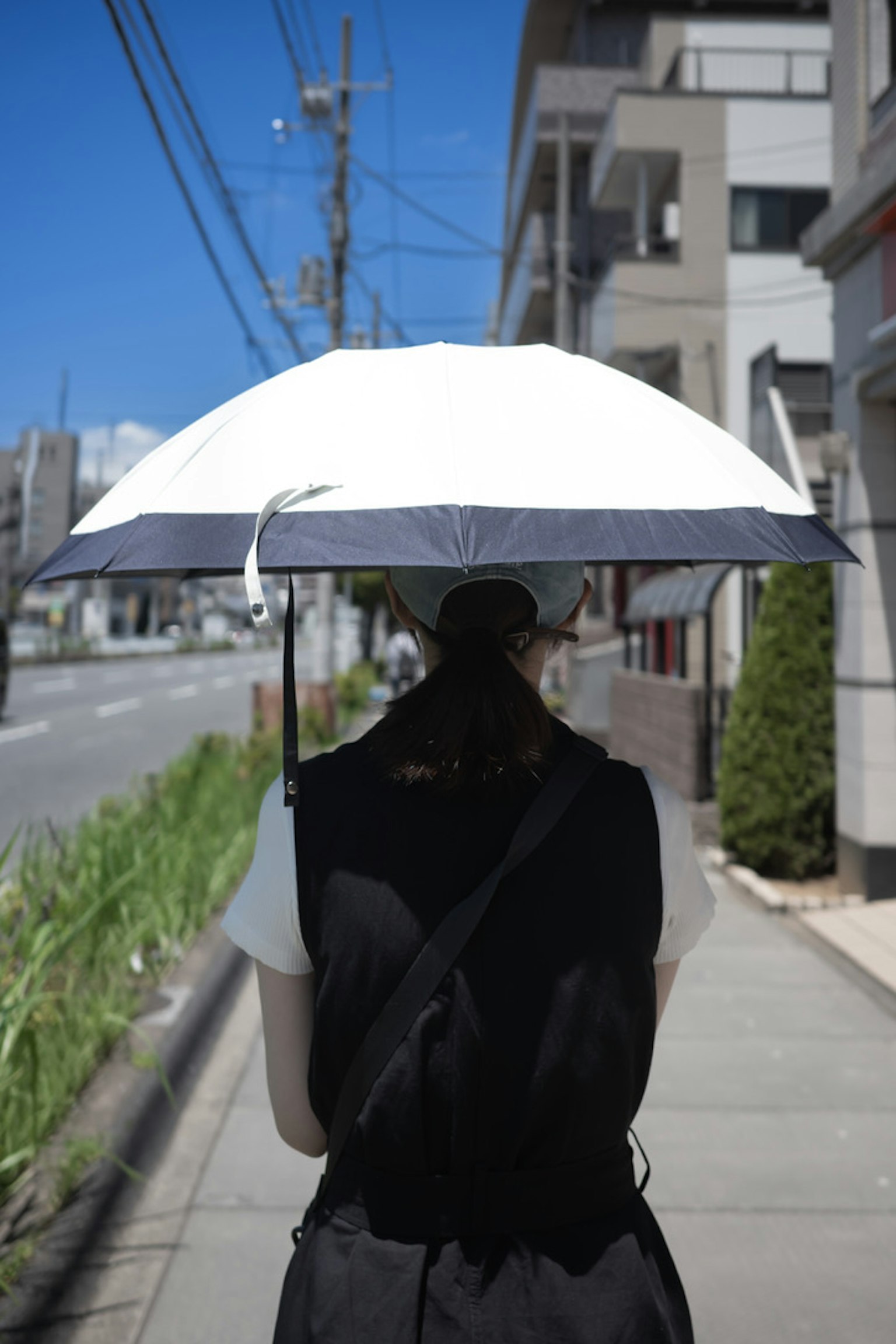 一名女性在城市街道上撑着阳伞