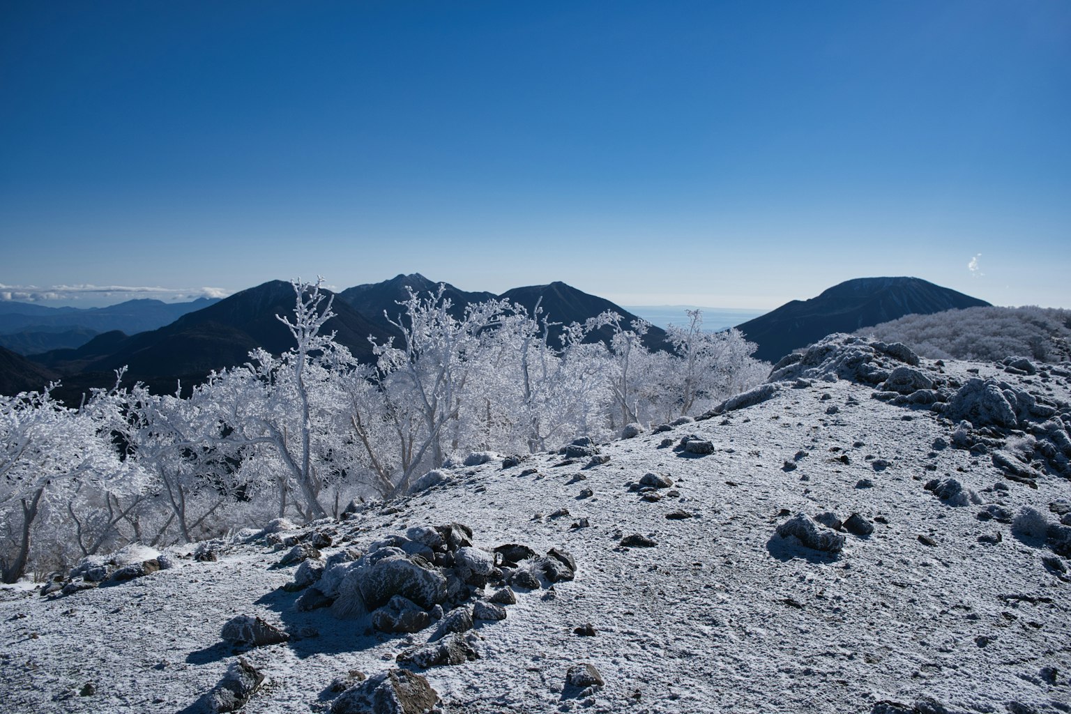 被雪覆蓋的山脈和晴朗的藍天