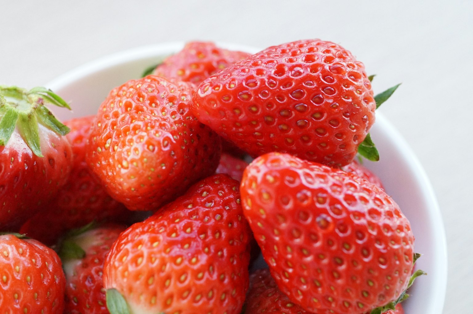 Fraises fraîches disposées dans un bol blanc
