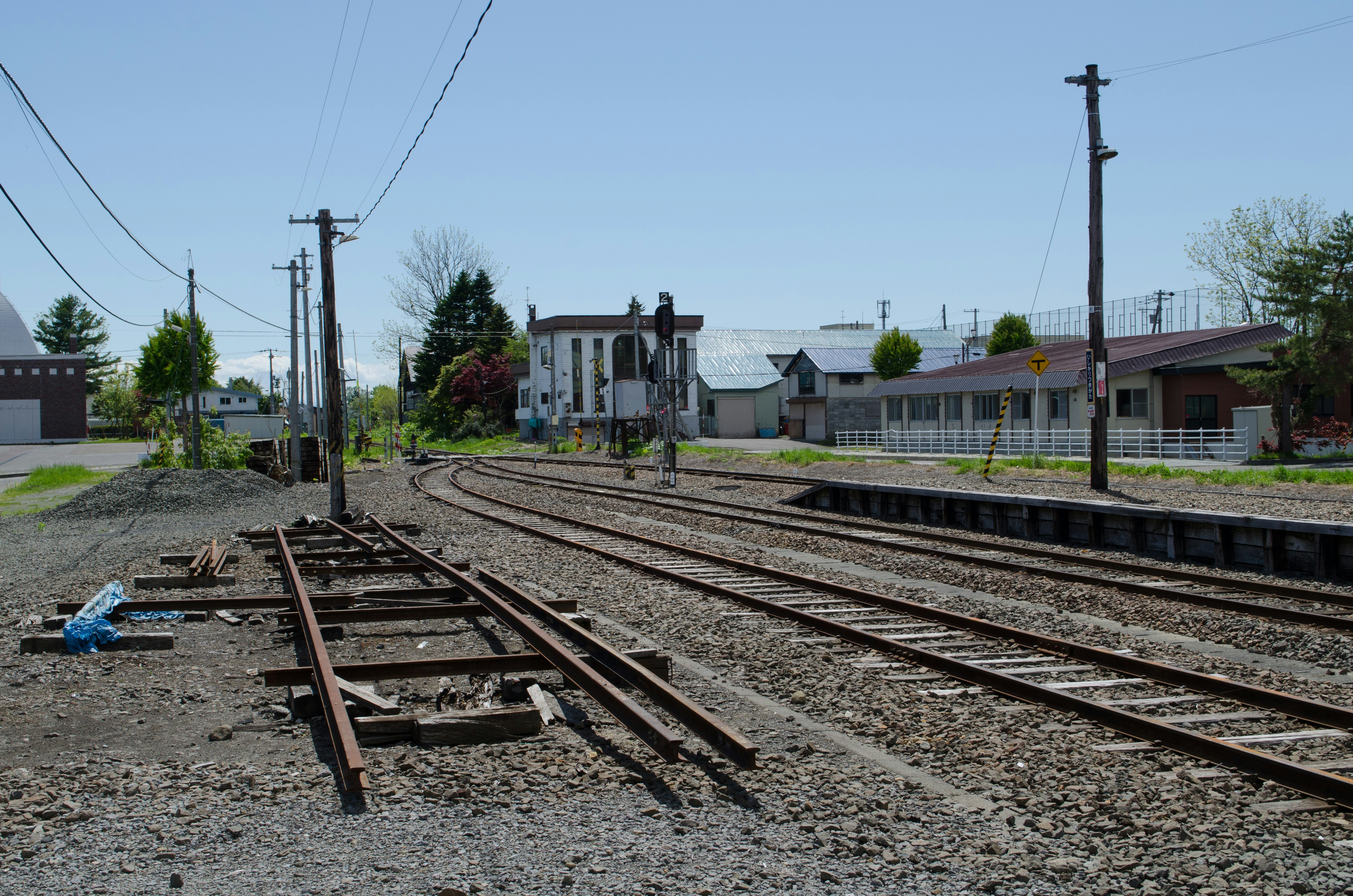voies ferrées et zone de gare en banlieue