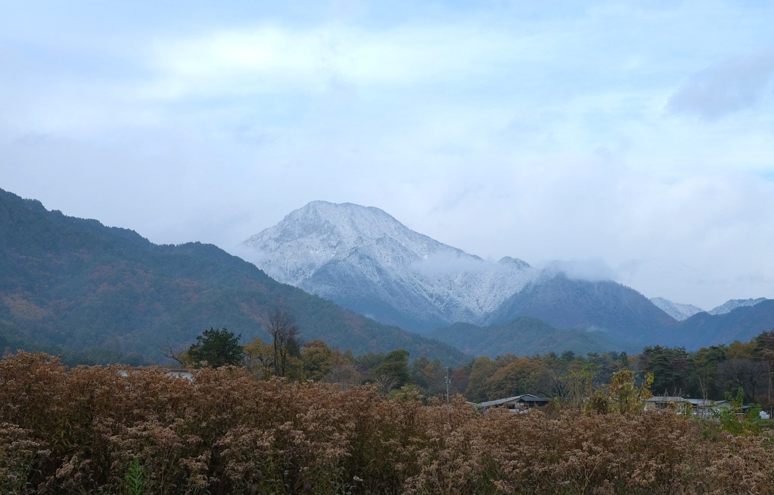 Montagne enneigée entourée de nuages