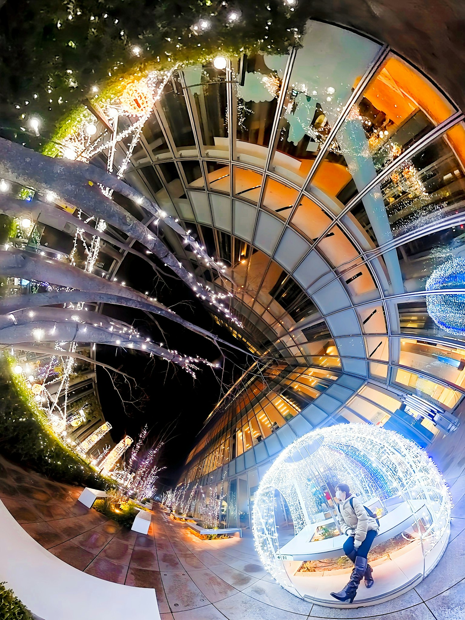 Una hermosa escena nocturna con decoraciones brillantes y un diseño en espiral