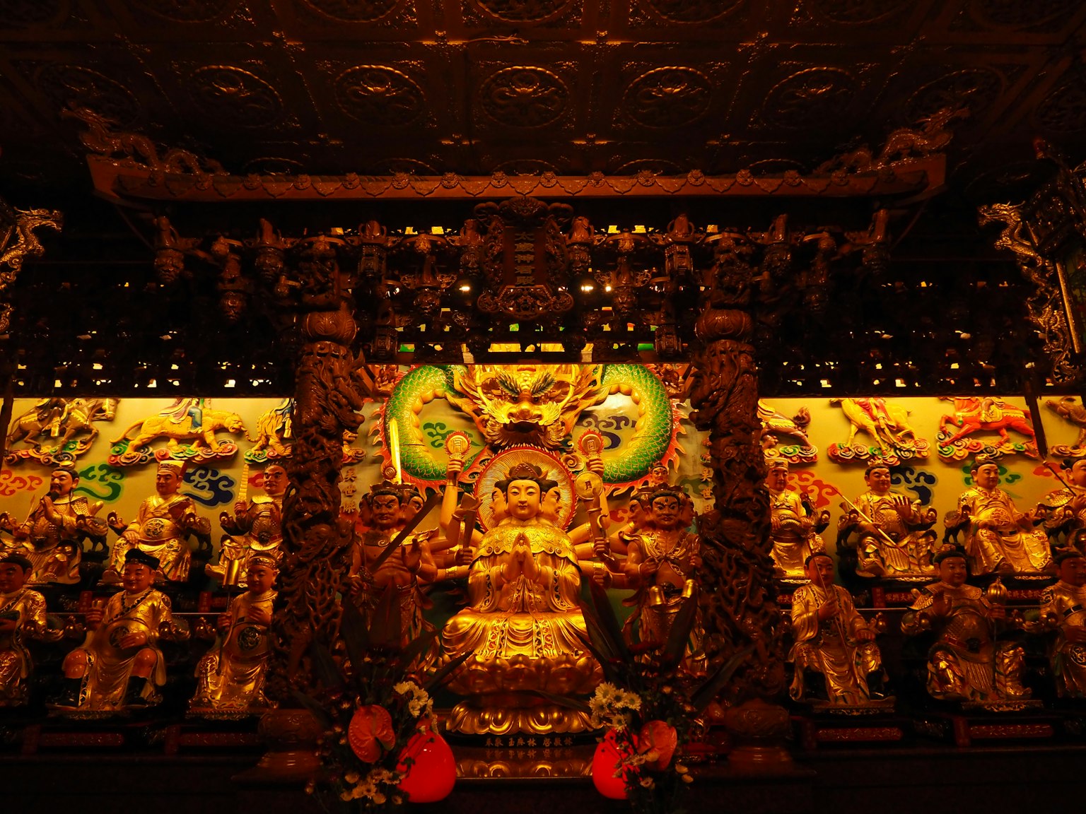 Intérieur d'un temple avec une belle statue de Bouddha et des décorations vibrantes