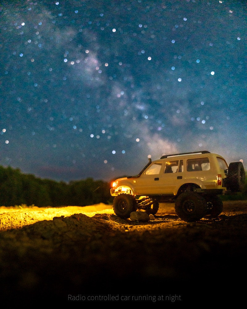 夜の草地で走るラジコンカーのある風景