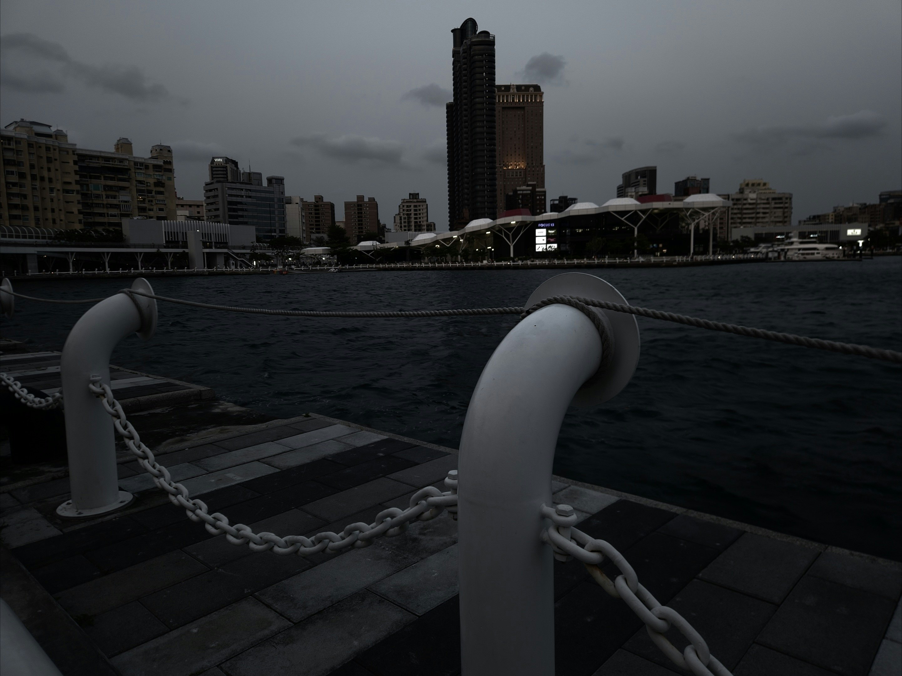 Front de mer de Love Pier à Kaohsiung avec une skyline urbaine au crépuscule