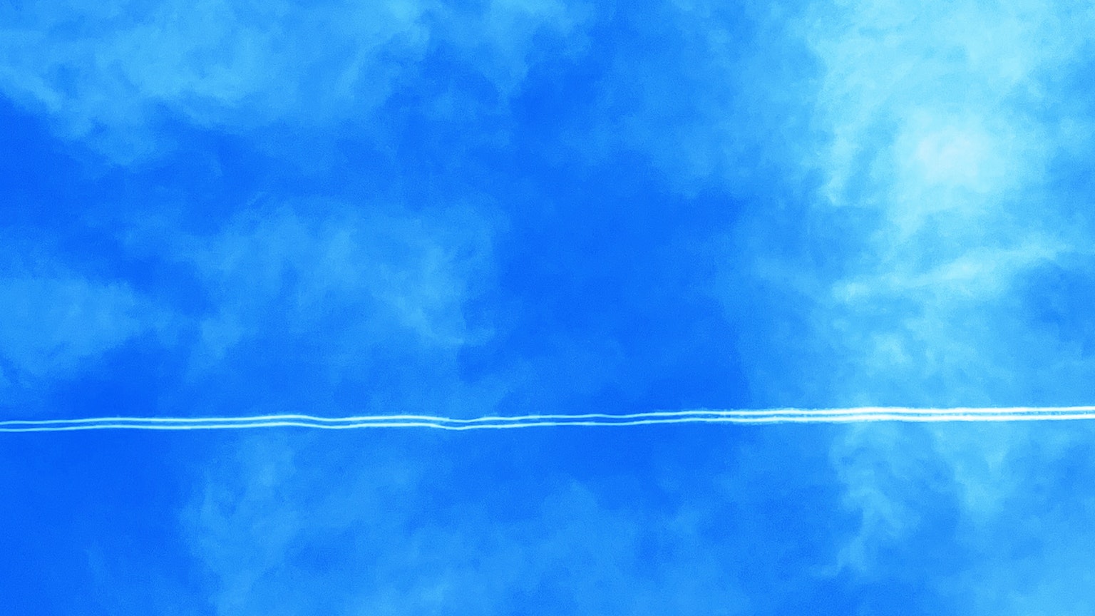 Künstlerischer Hintergrund mit blauem Himmel und Wolken