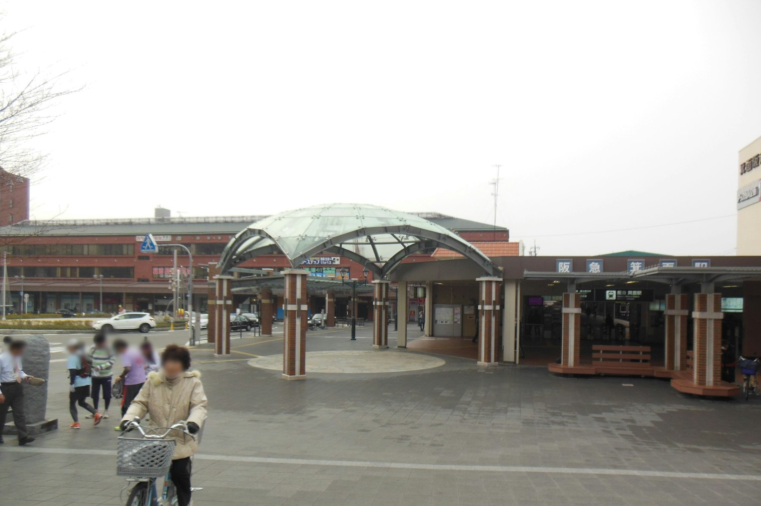 Entrée moderne d'un hub de transport avec des personnes marchant et faisant du vélo