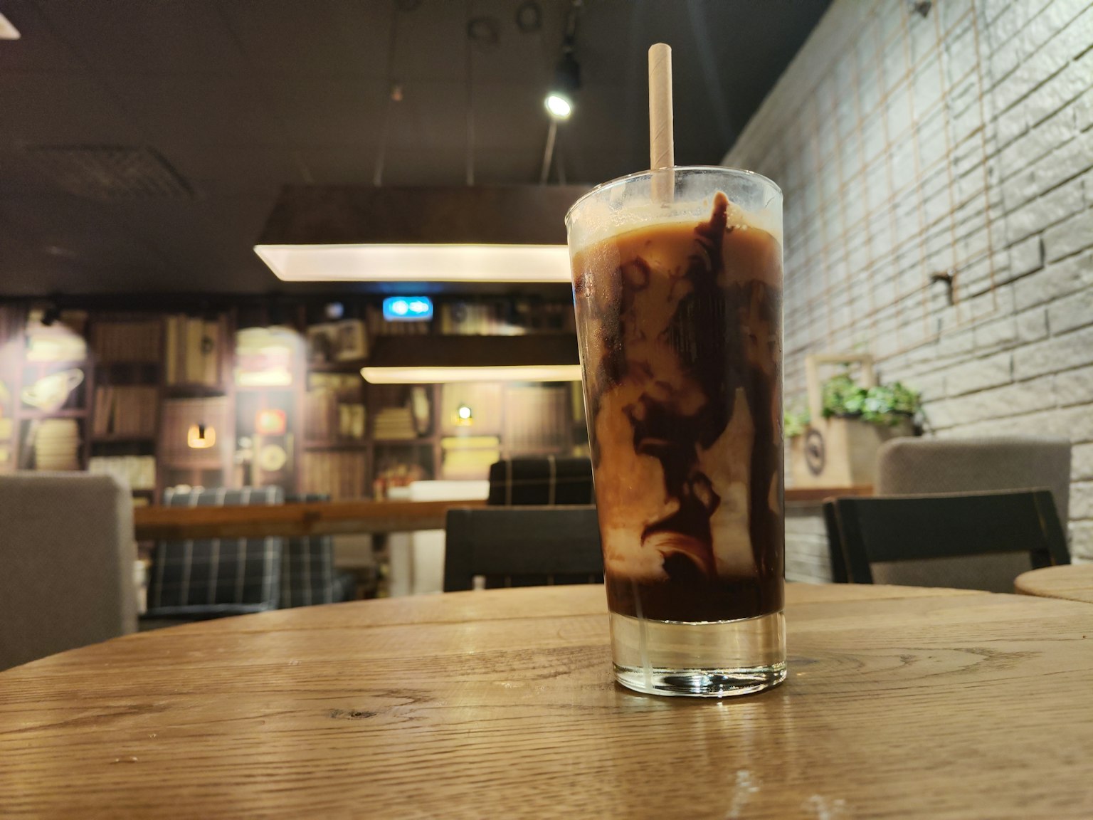 Một ly cà phê đá trên bàn cà phê