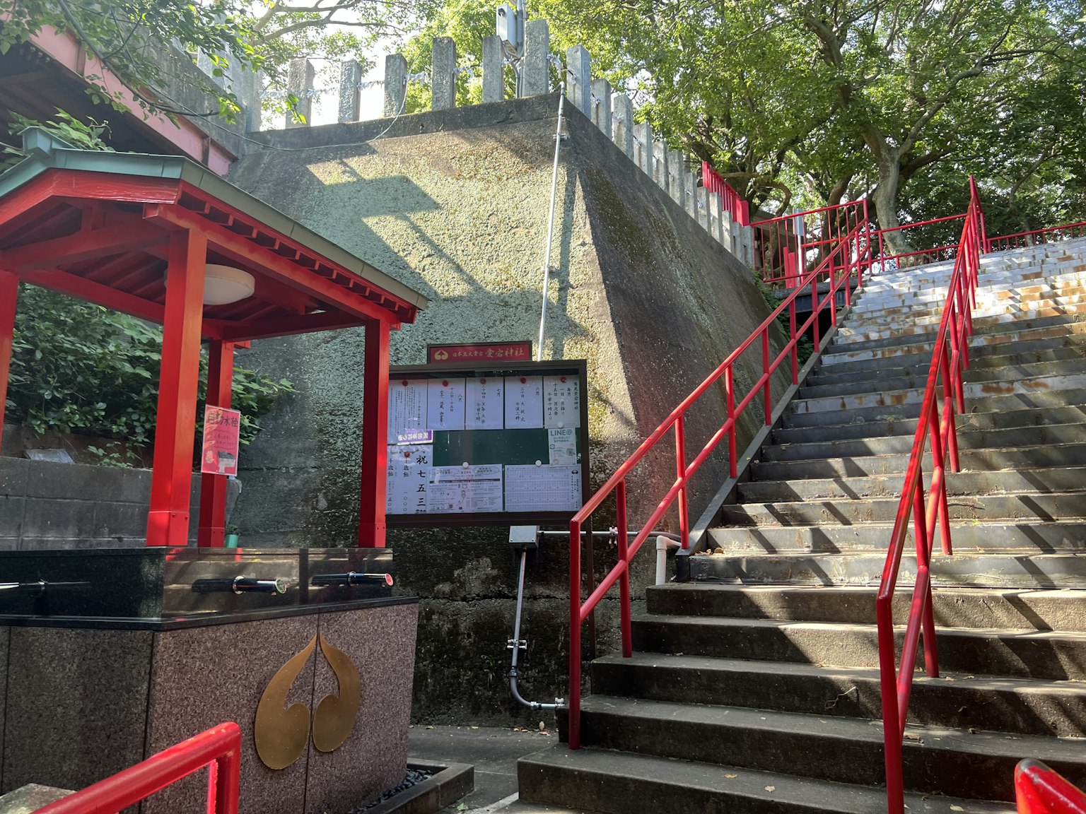 有红色栏杆和神社结构的楼梯