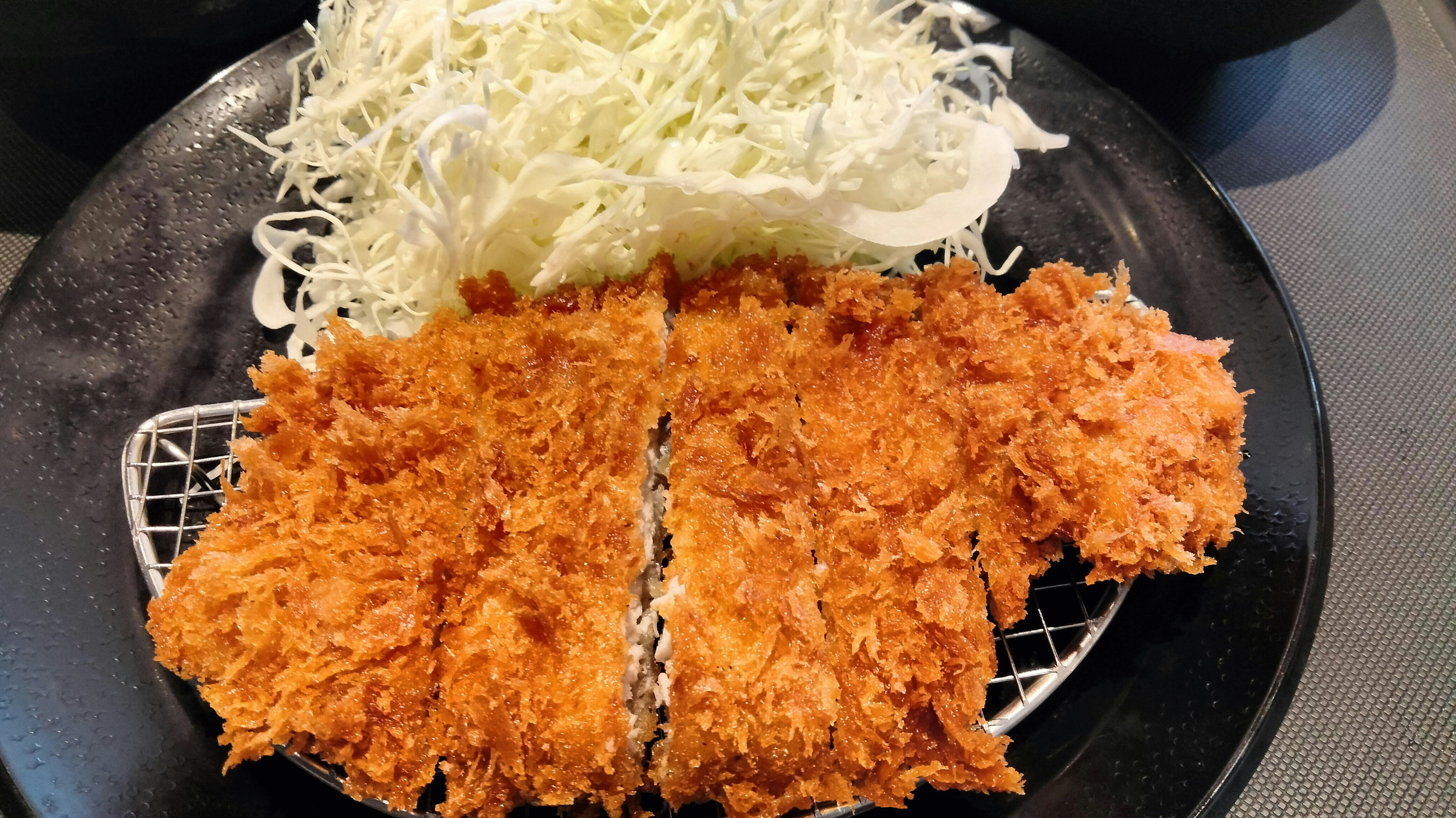 盤中切開的日式炸豬排配切絲高麗菜
