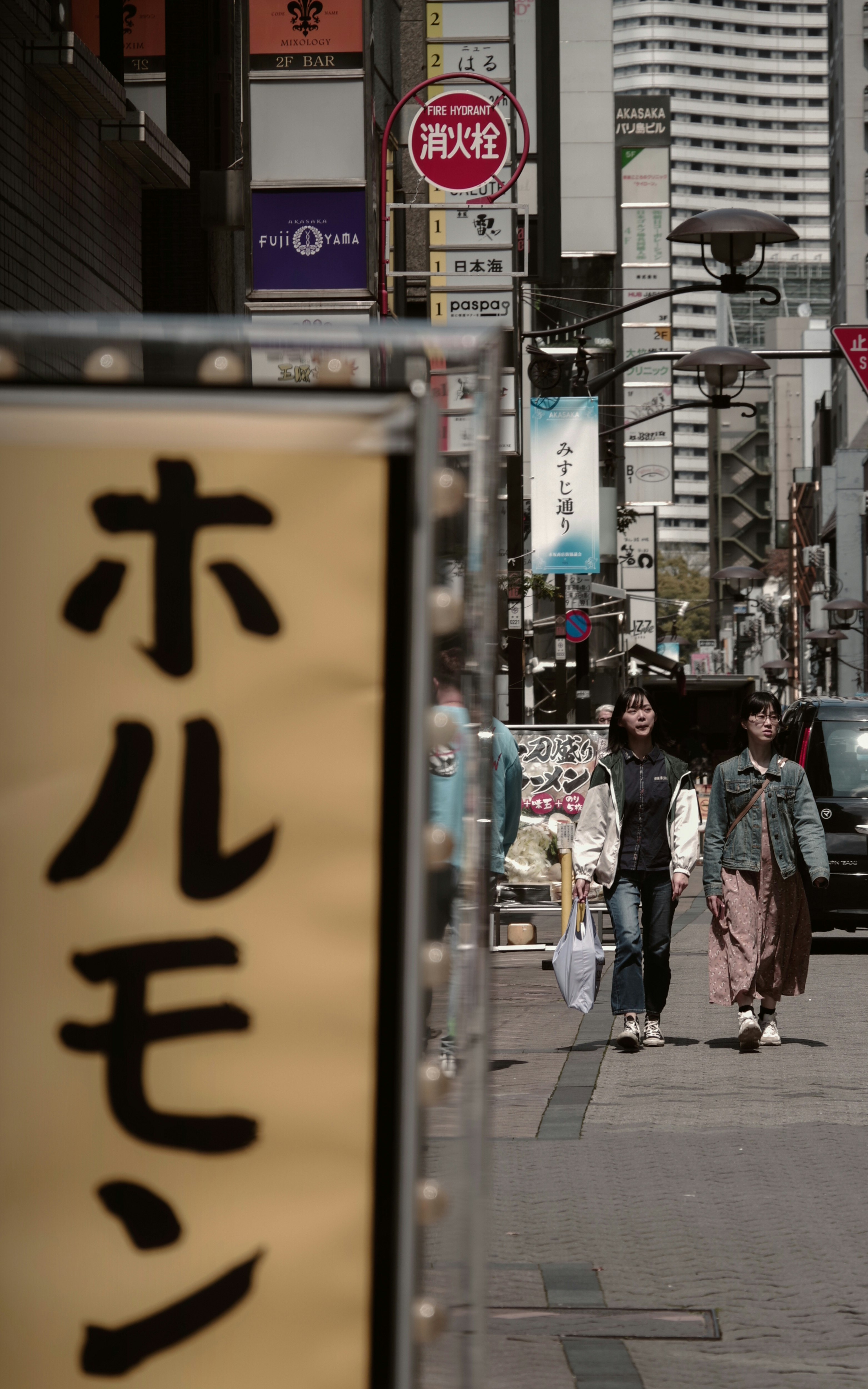 黄色い看板が並ぶ路地の街並み