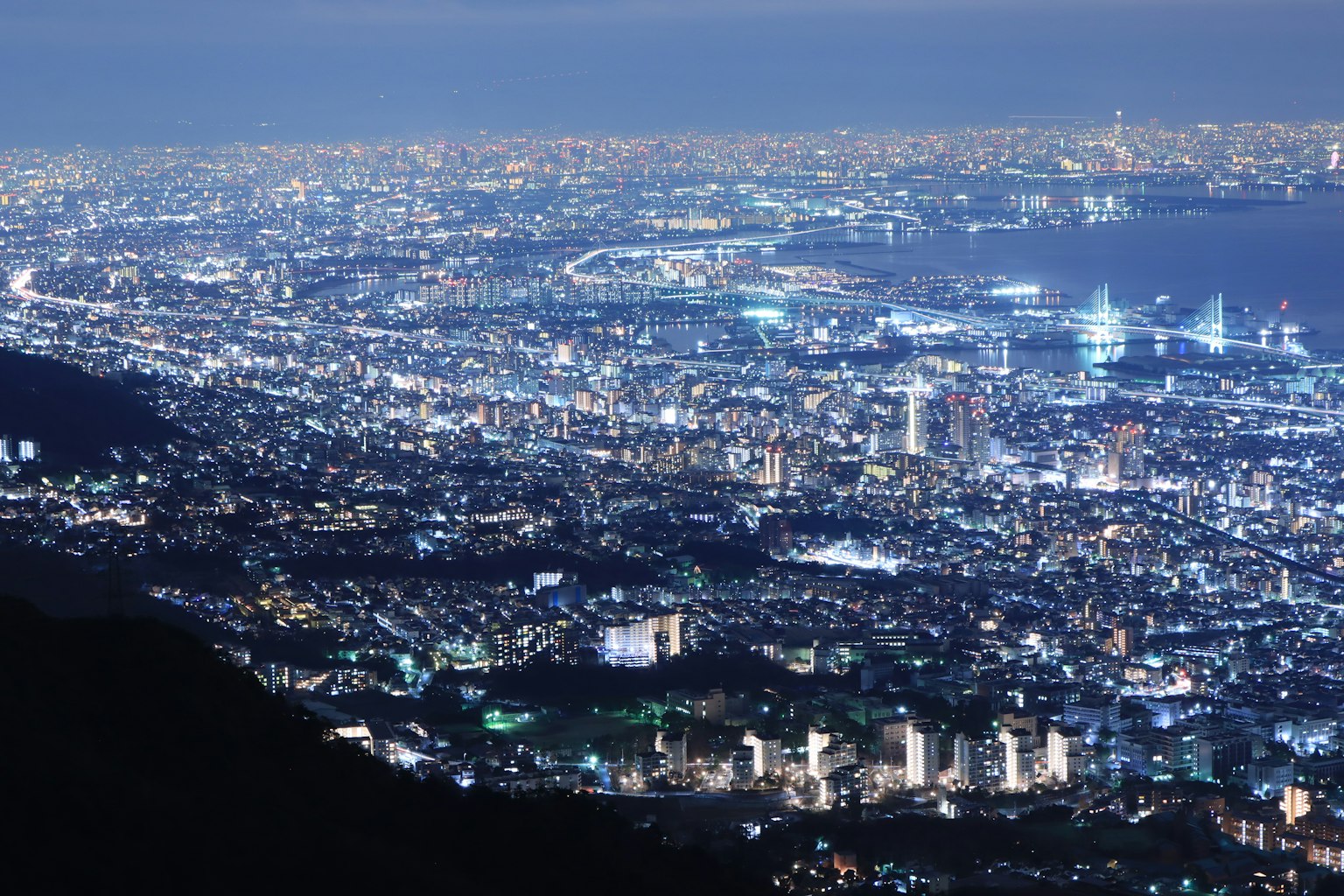 夜晚神户市的壮观全景