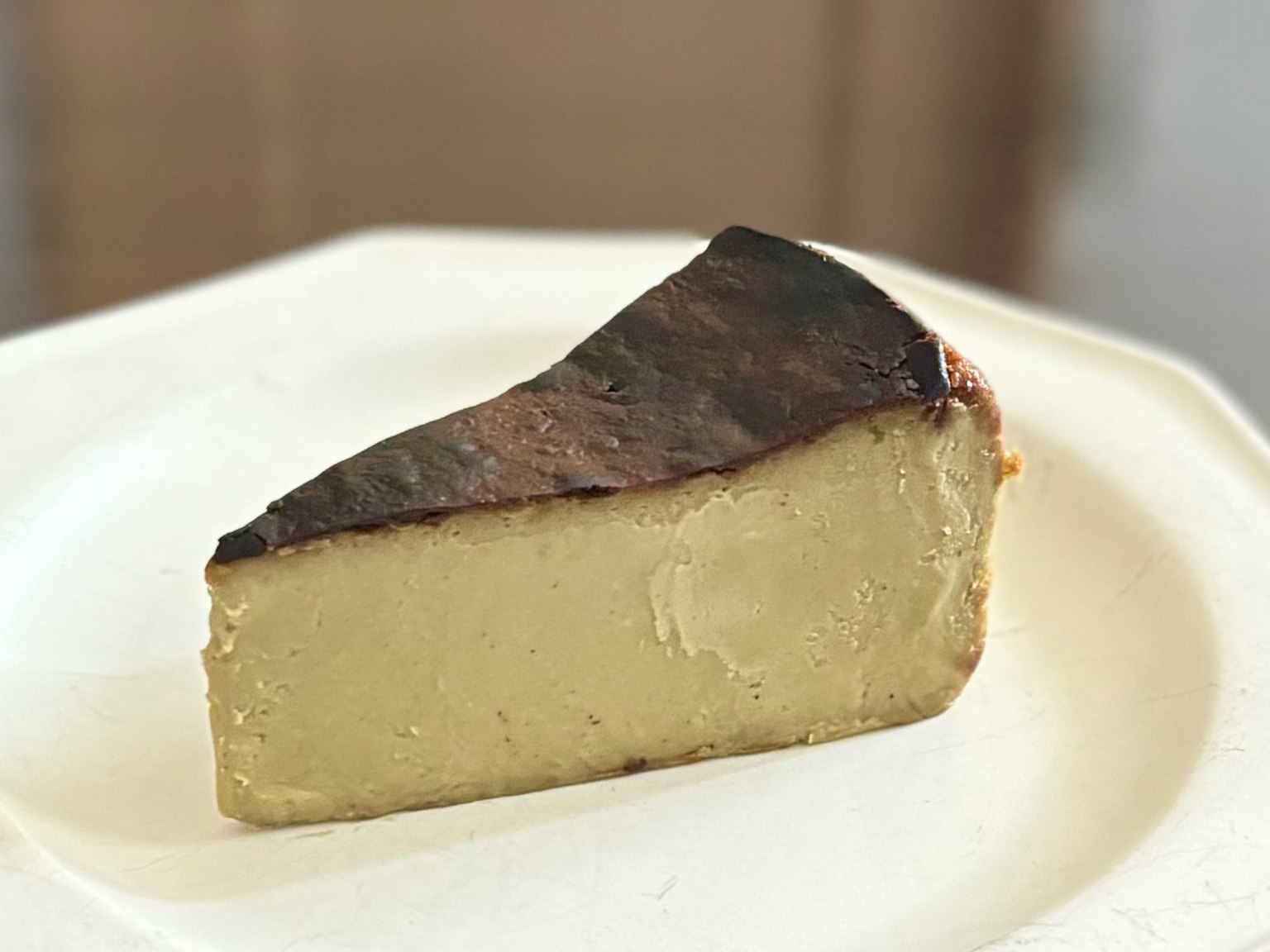 Tranche de fromage crémeux avec une croûte carbonisée