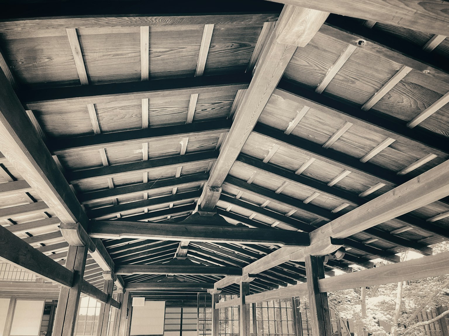 Góc nhìn bên trong của một tòa nhà gỗ truyền thống với các beam mái lộ ra
