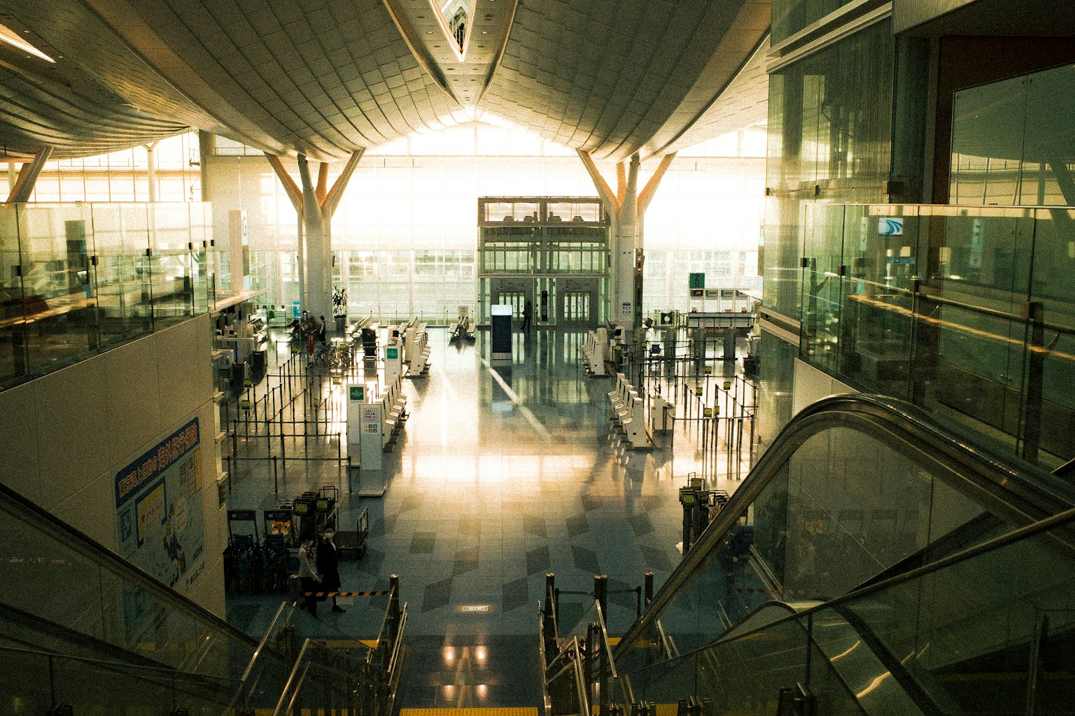 밝은 공항 내부 유리 벽과 높은 천장 에스컬레이터 넓은 공간