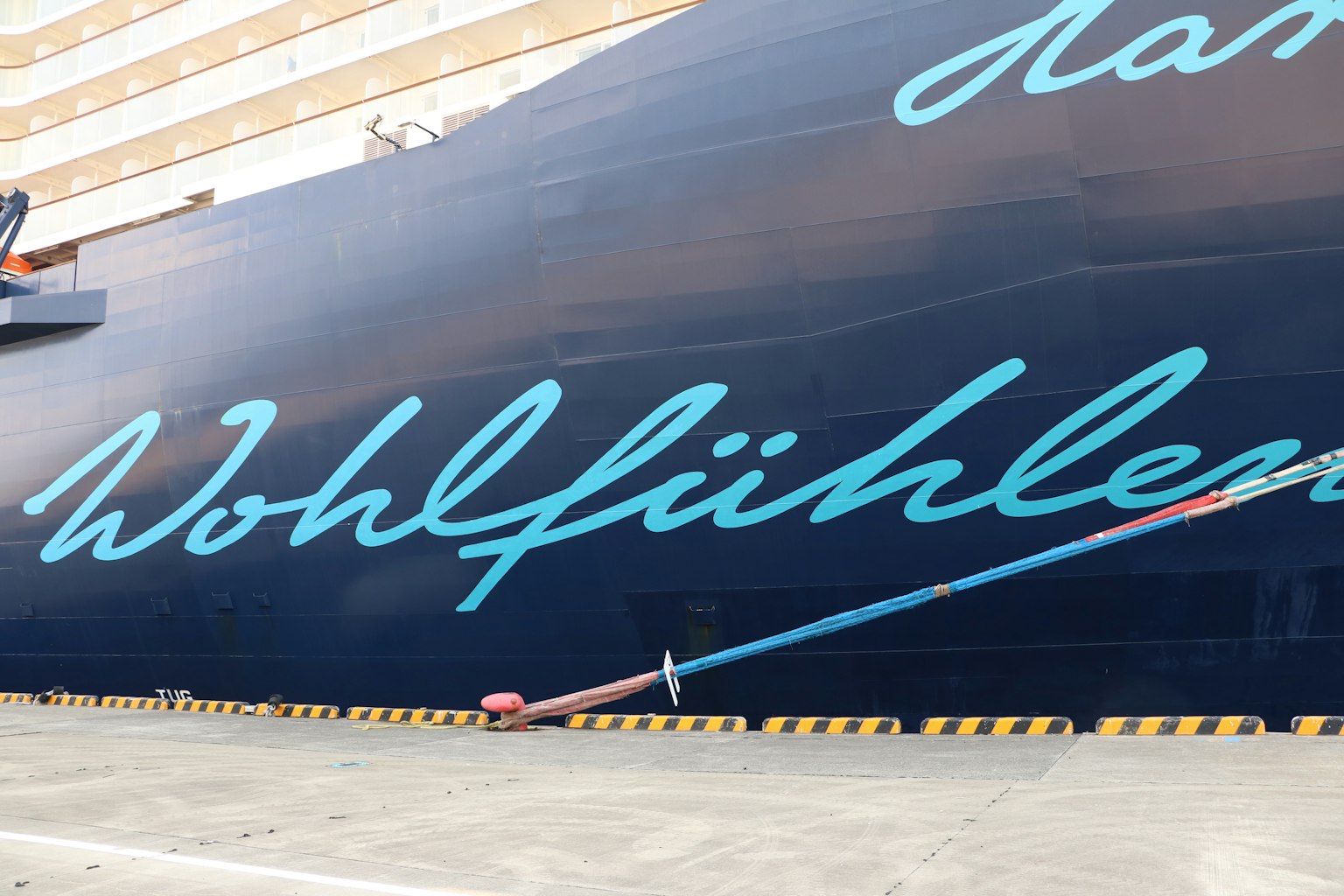 Costado de un barco azul con la palabra 'Wohlfühlen'