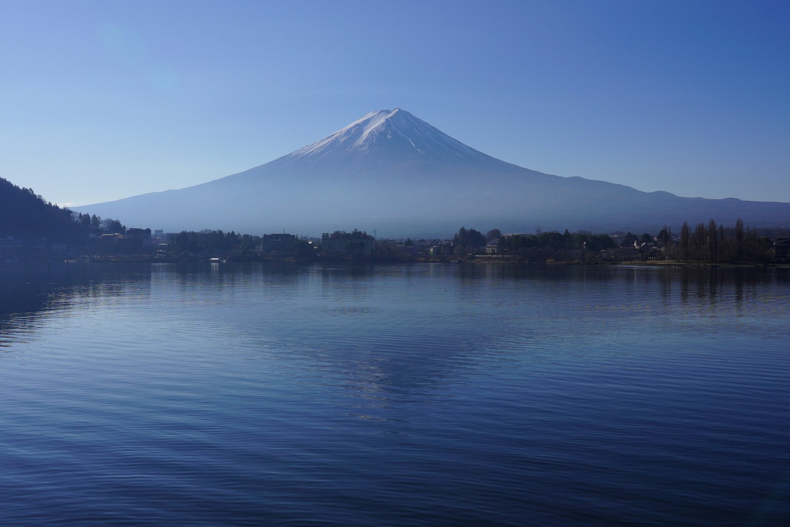 Paesaggio mozzafiato del monte Fuji con riflesso in un lago calmo