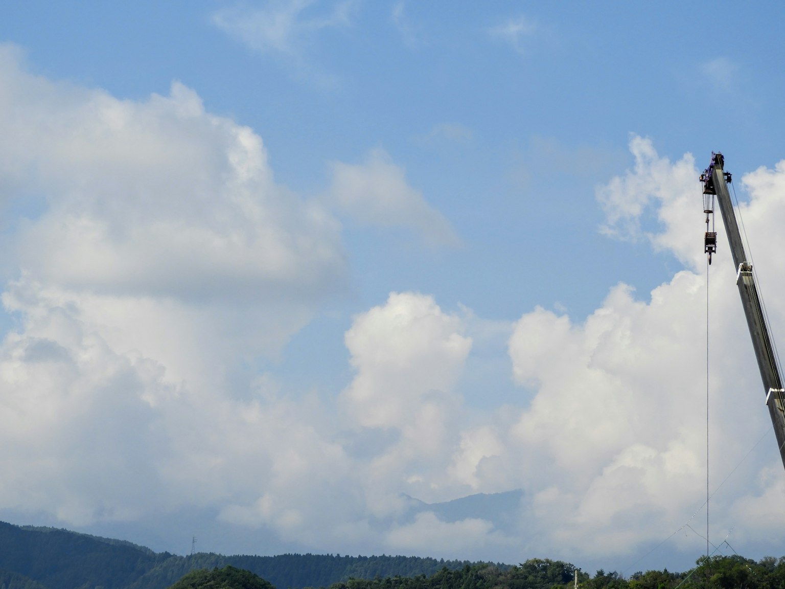 Nuages blancs dans un ciel bleu avec une grue