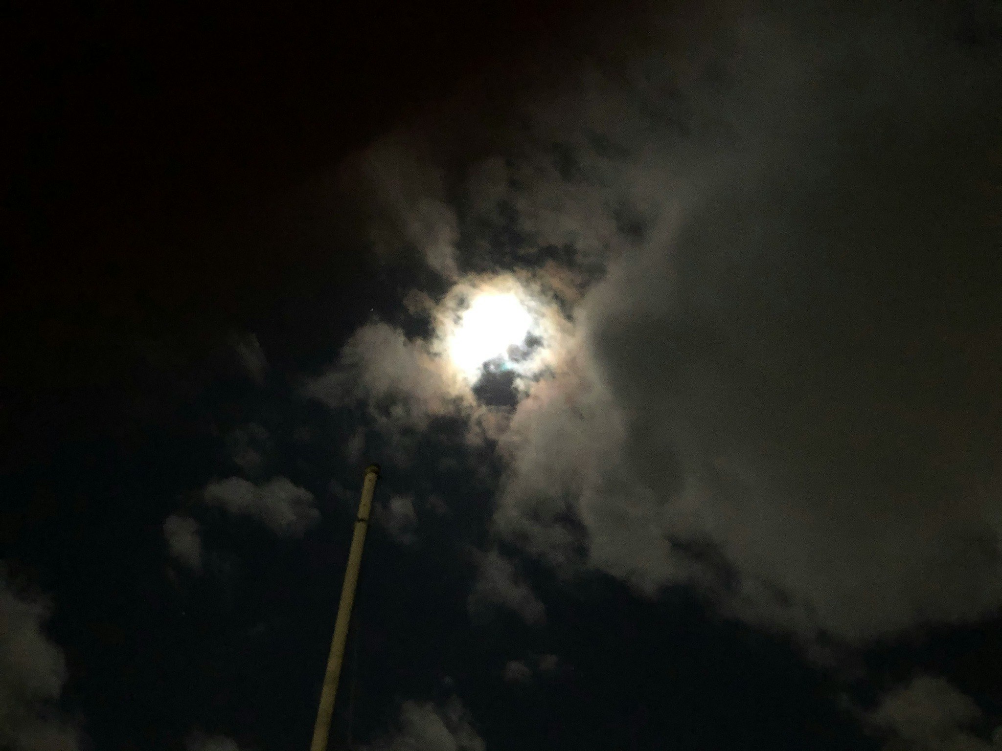 雲の間からの満月の夜空