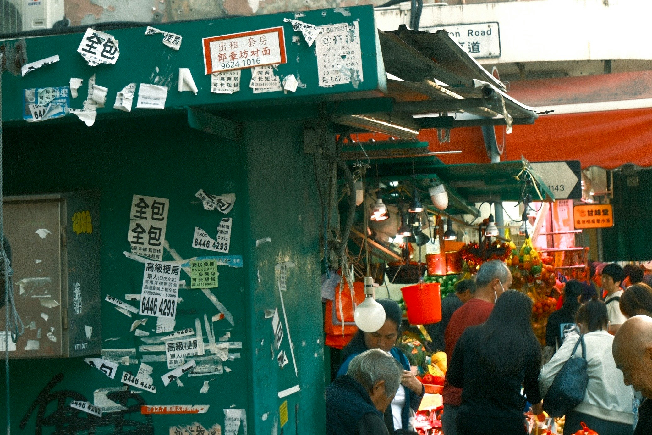 路地の屋台が並ぶ賑やかな夜の商店街の入口