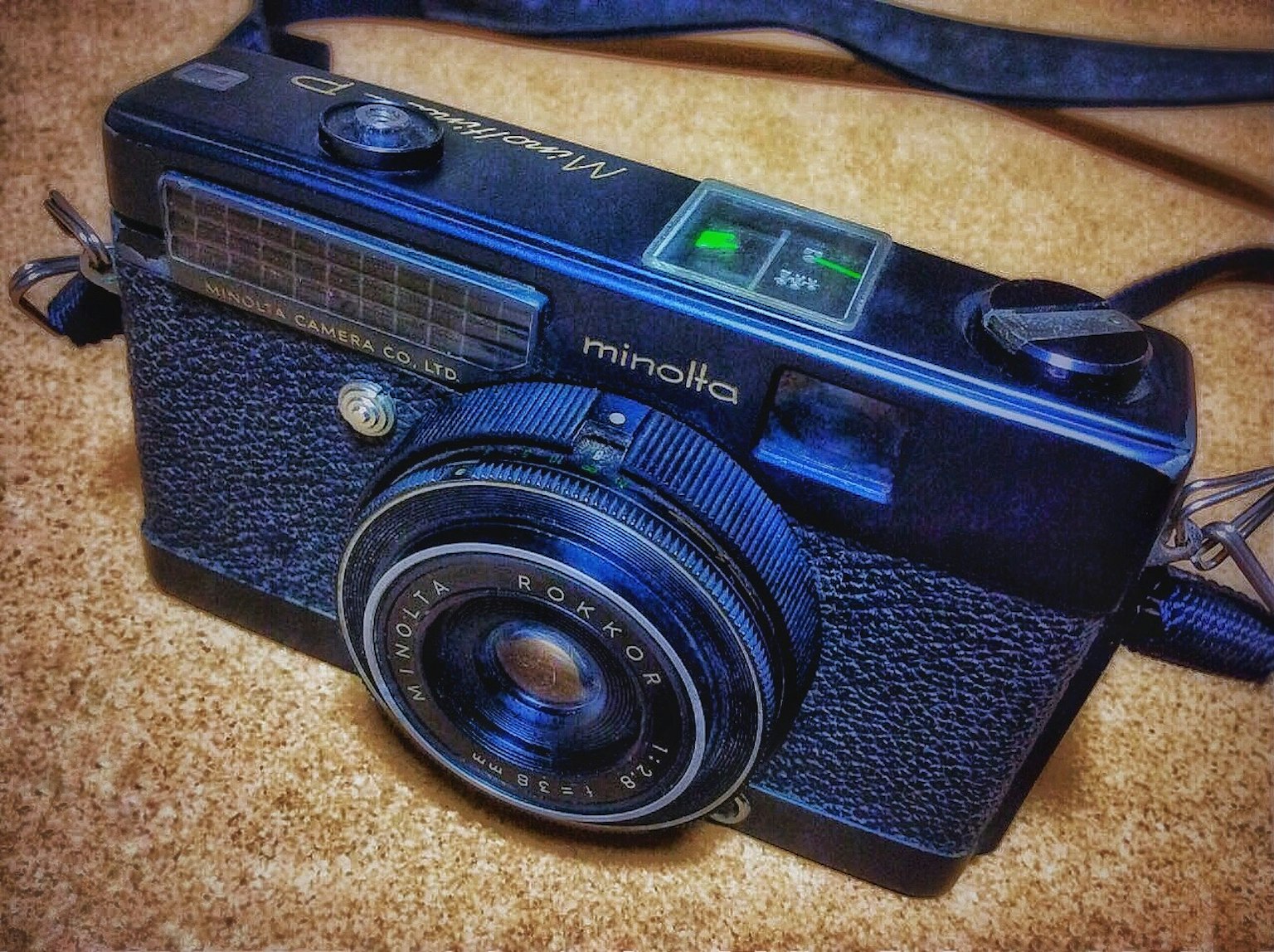 Cámara de película Minolta con diseño clásico y cuerpo texturizado