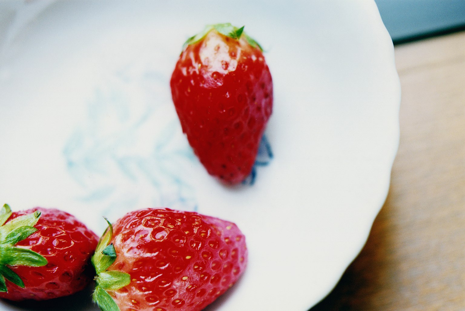Fraises fraîches sur une assiette blanche