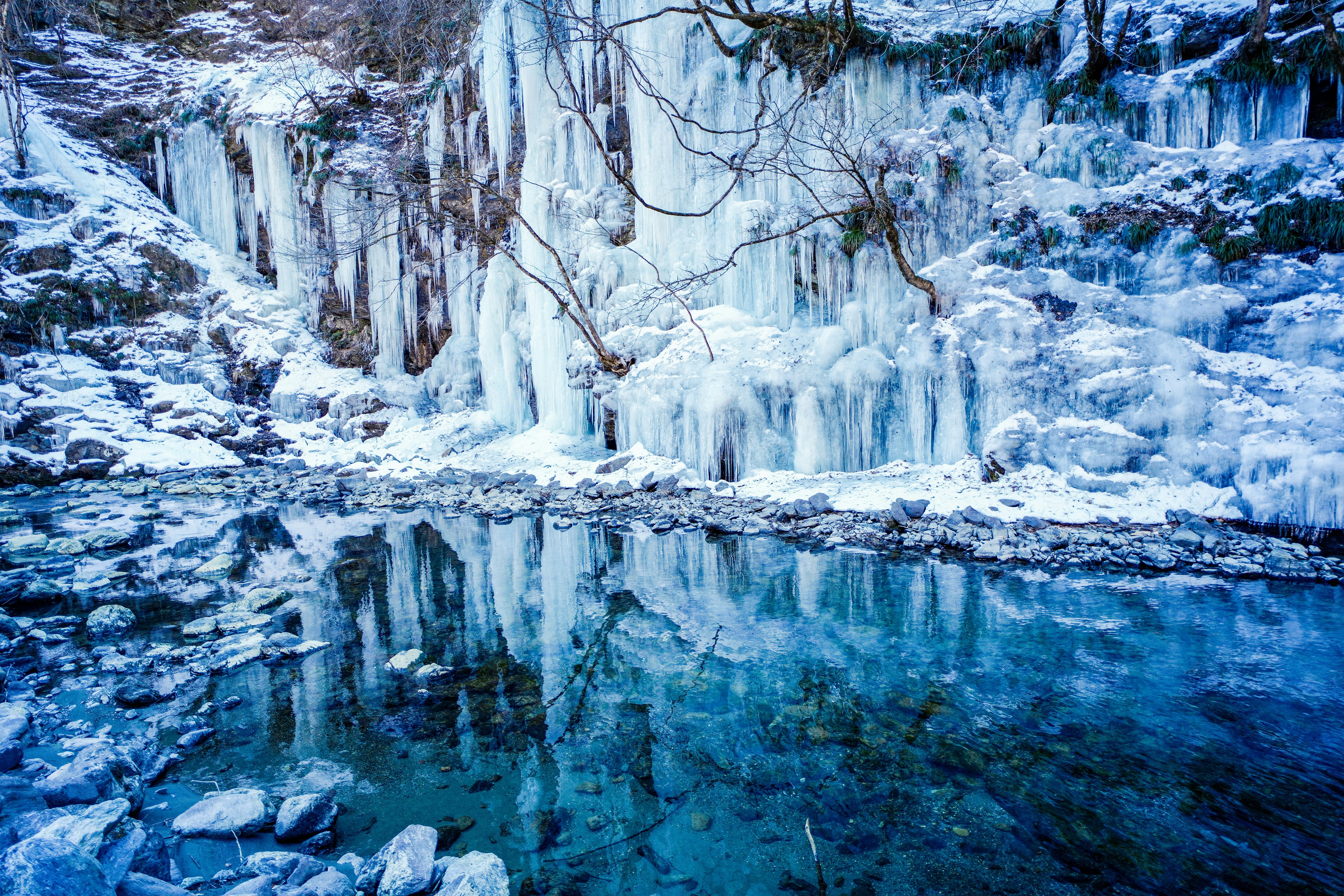 cascade gelée et cascades figées dans un canyon de montagne image