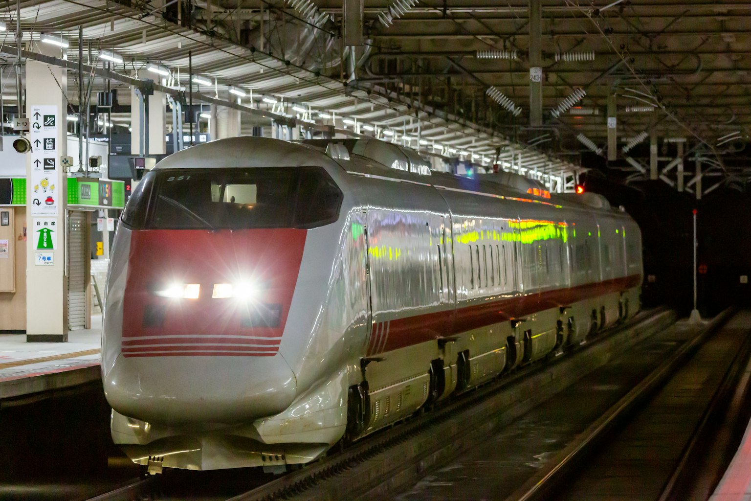 Tàu Shinkansen màu bạc và đỏ tại ga đêm