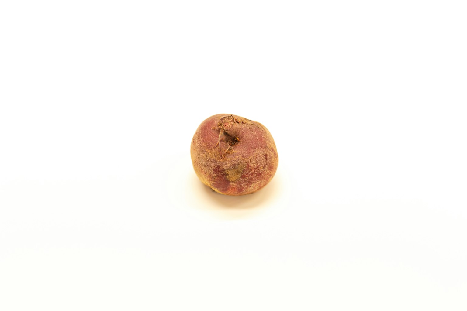 Kleines rotbraunes Obst auf hellem Hintergrund