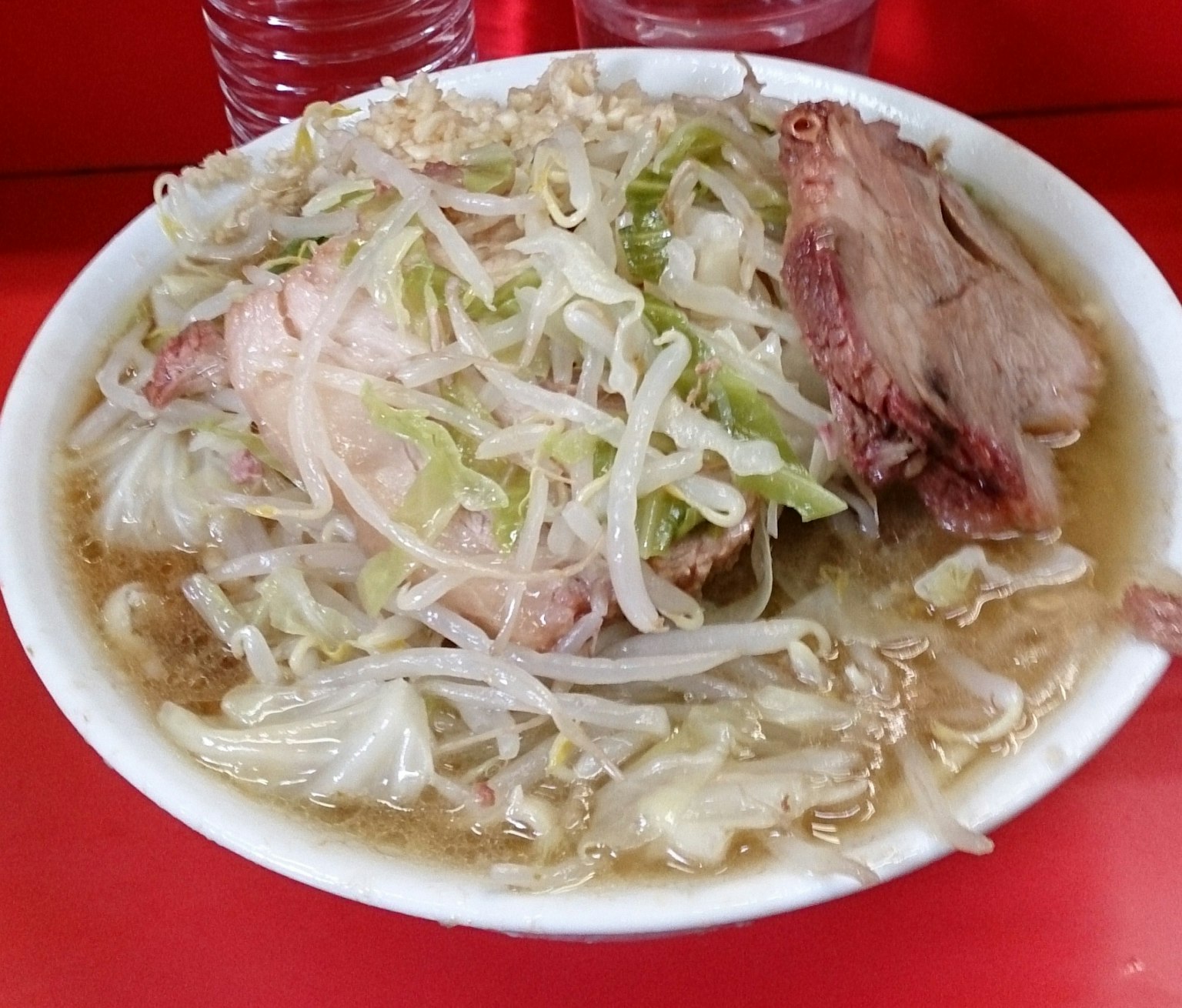 Una ciotola di ramen con abbondanti germogli di soia e cavolo