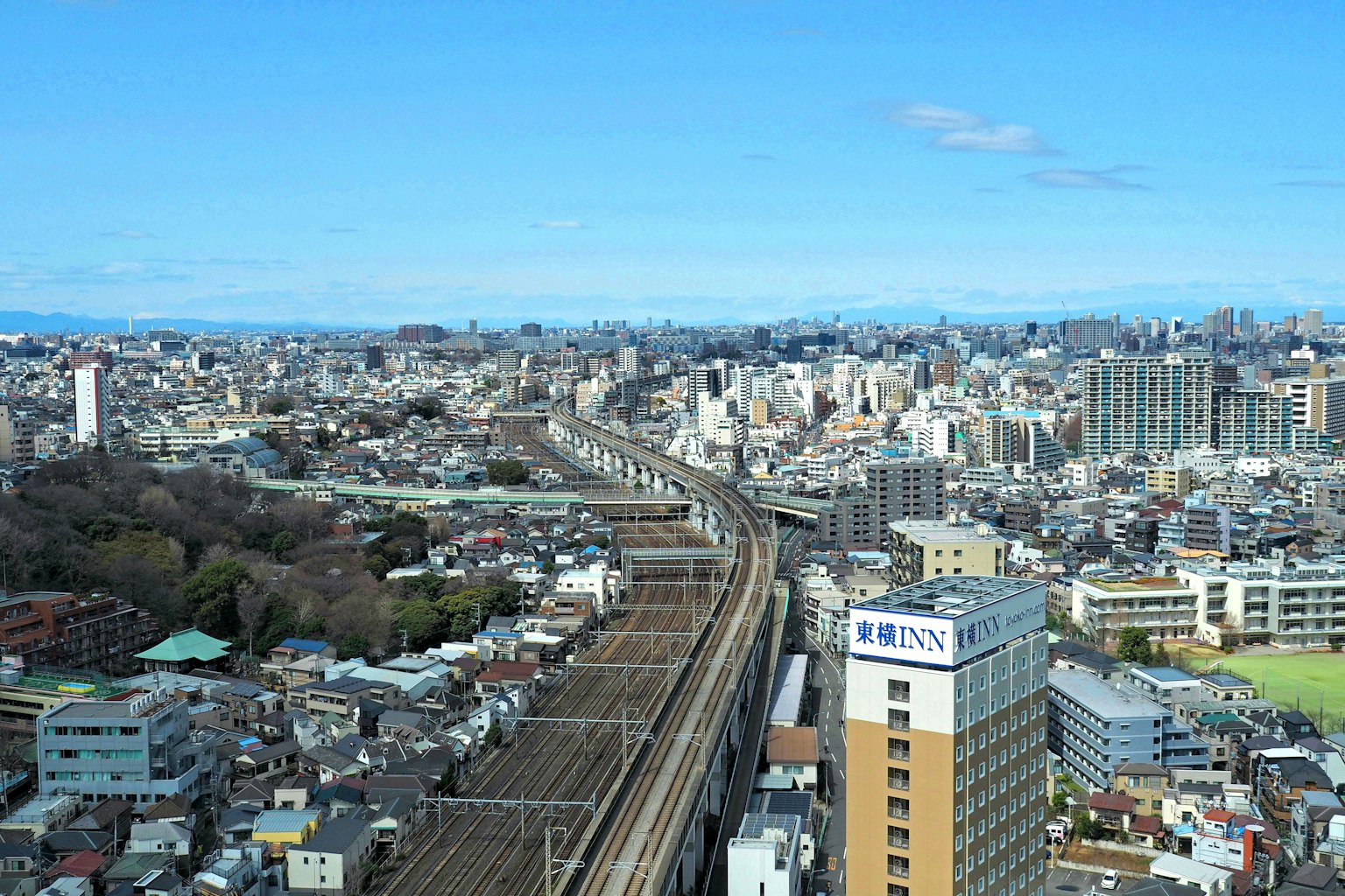 Paesaggio urbano con binari ferroviari e edifici