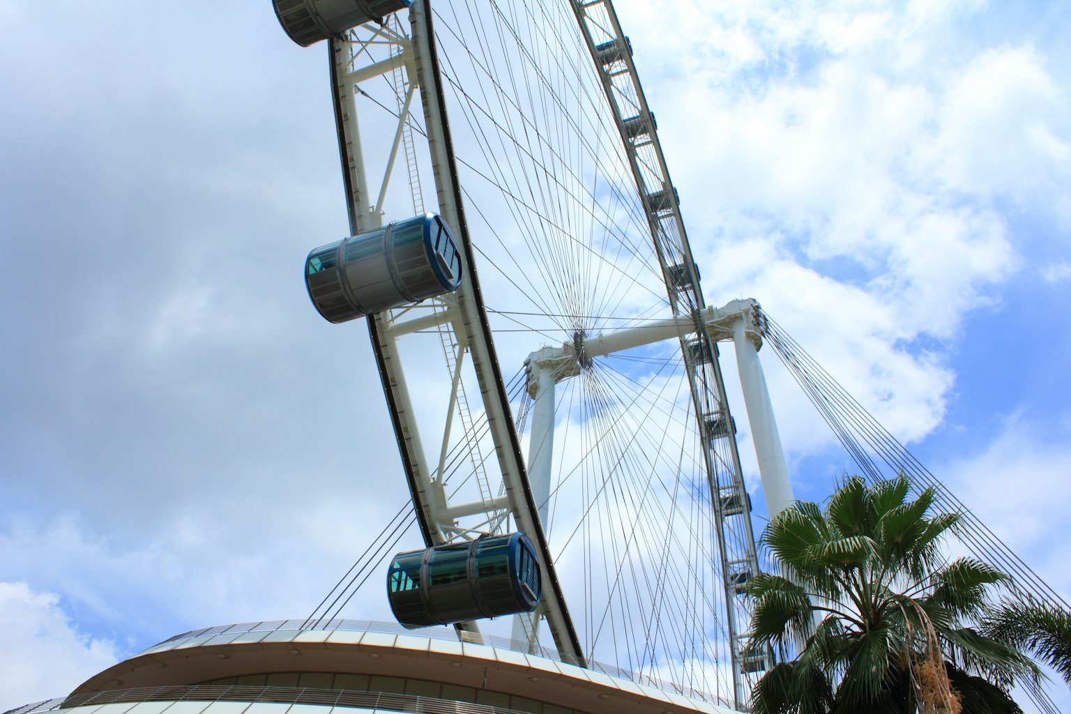 Vòng quay Ferris với bầu trời xanh và cabin nhìn thấy