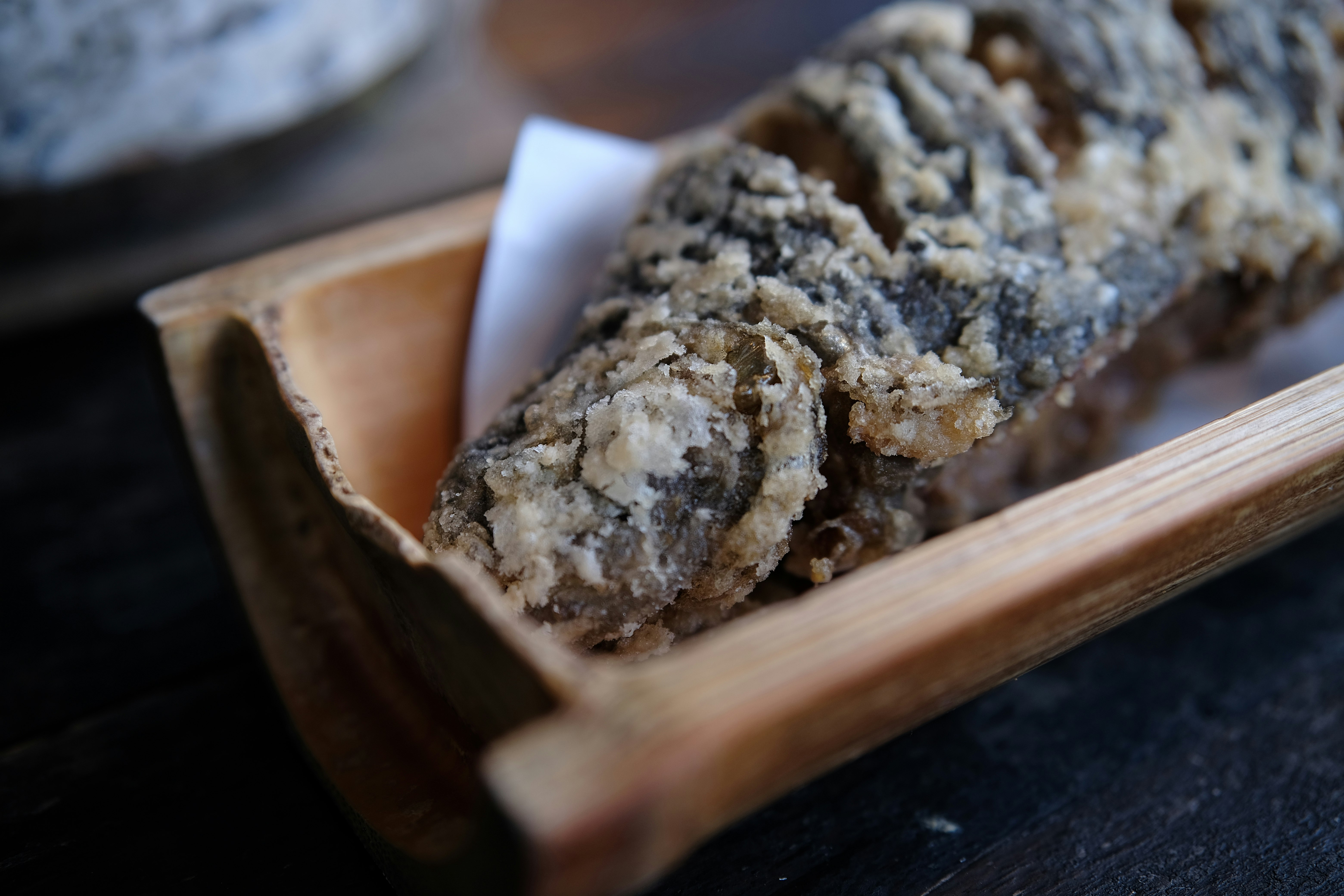 Biscotti assortiti su un vassoio di legno