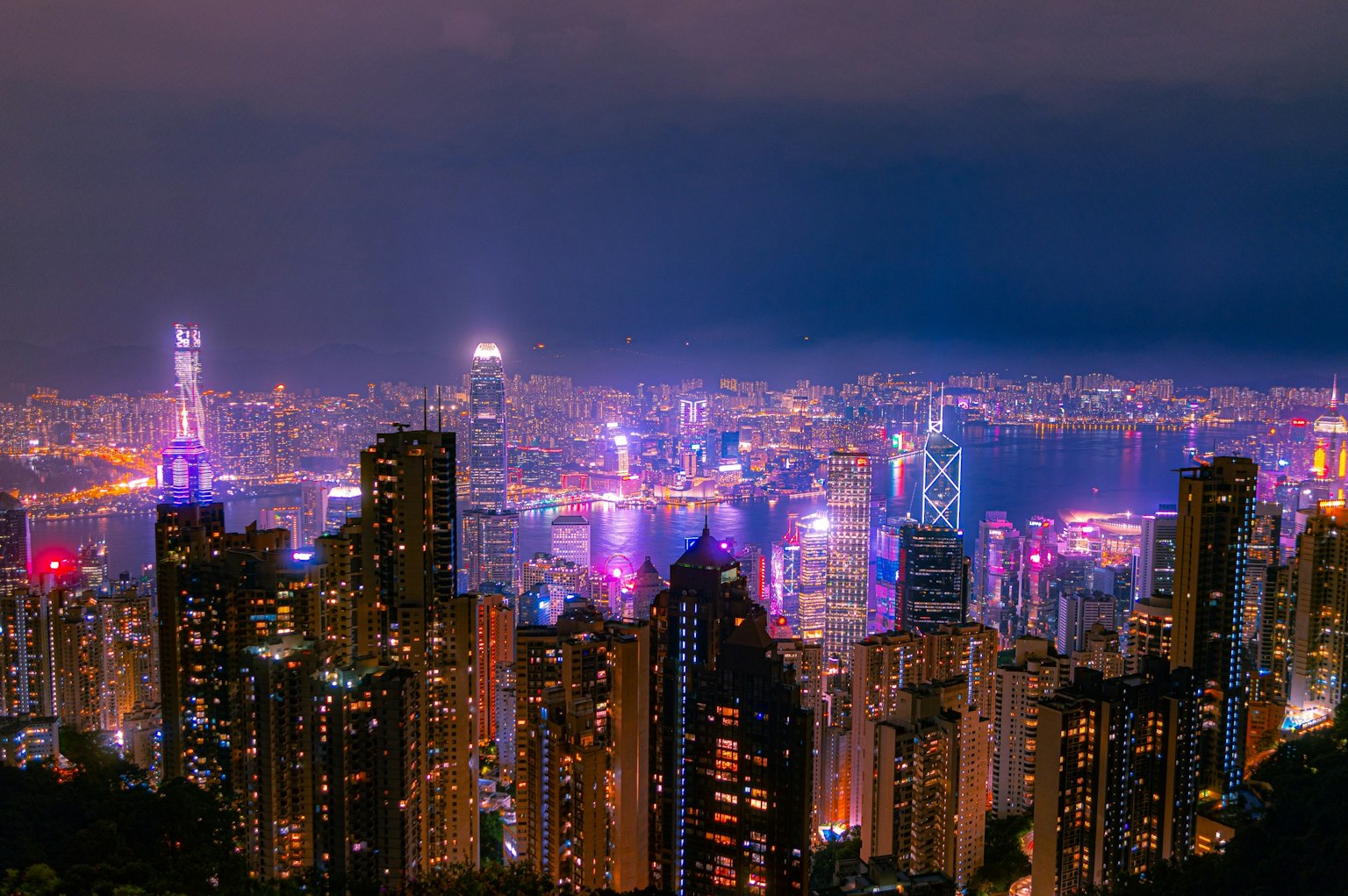 香港の夜景 高層ビルの明かりが輝く美しい都市風景