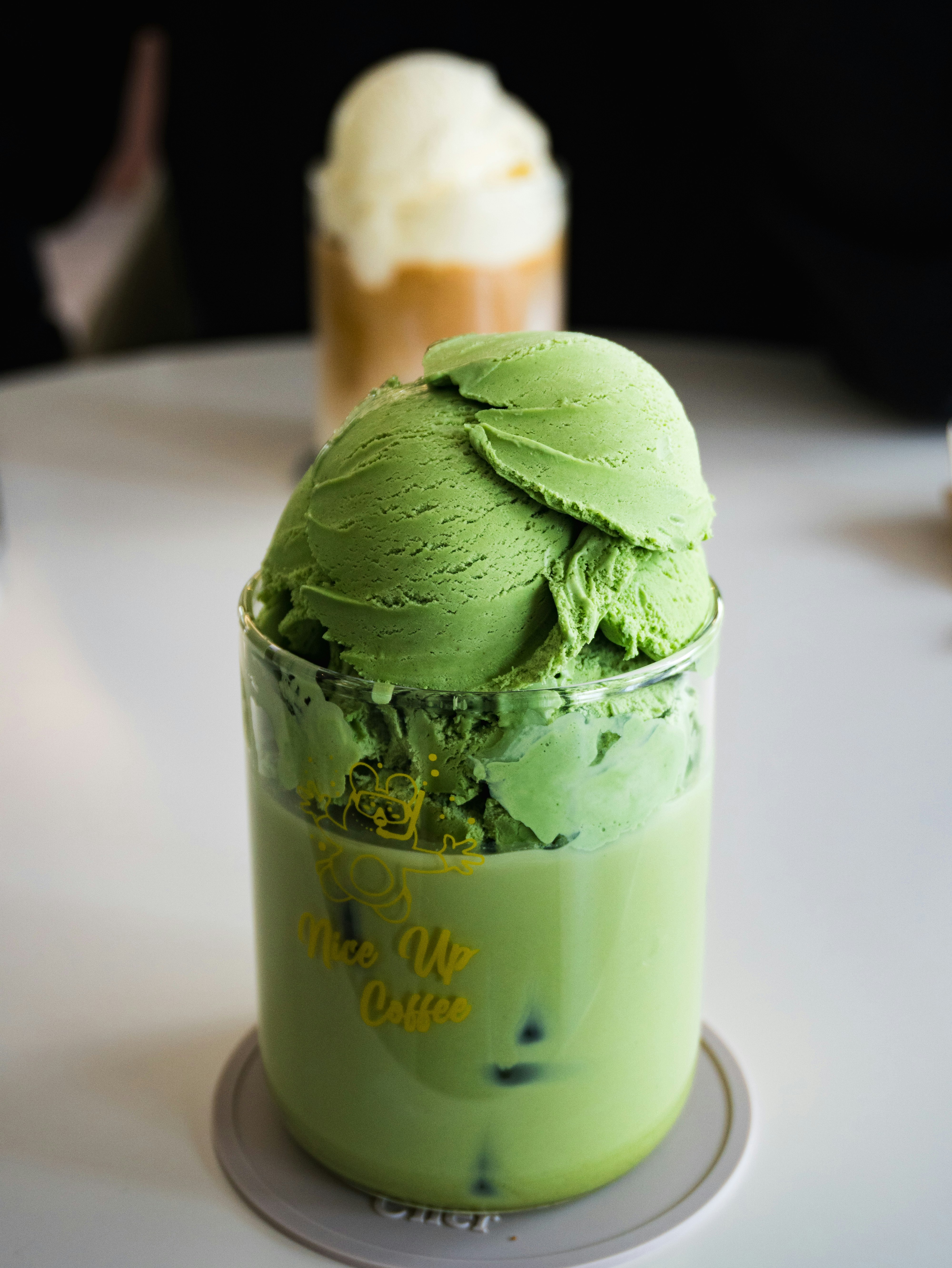 secangkir es krim matcha dengan satu scoop di atasnya