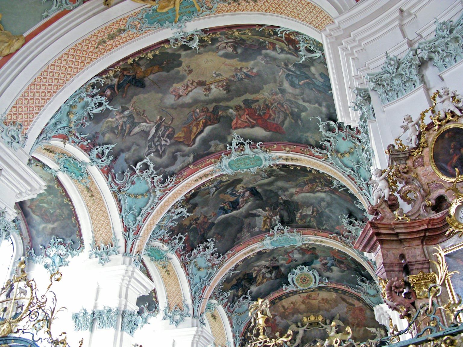 Karya seni langit-langit yang dihias dan dekorasi interior gereja