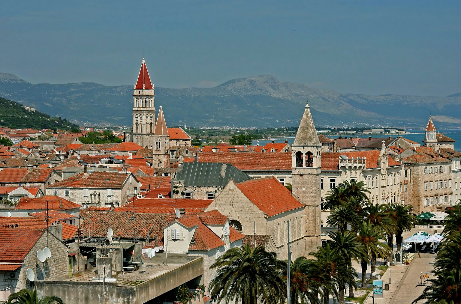 Panoramablick auf Trogir mit roten Dächern und Türmen