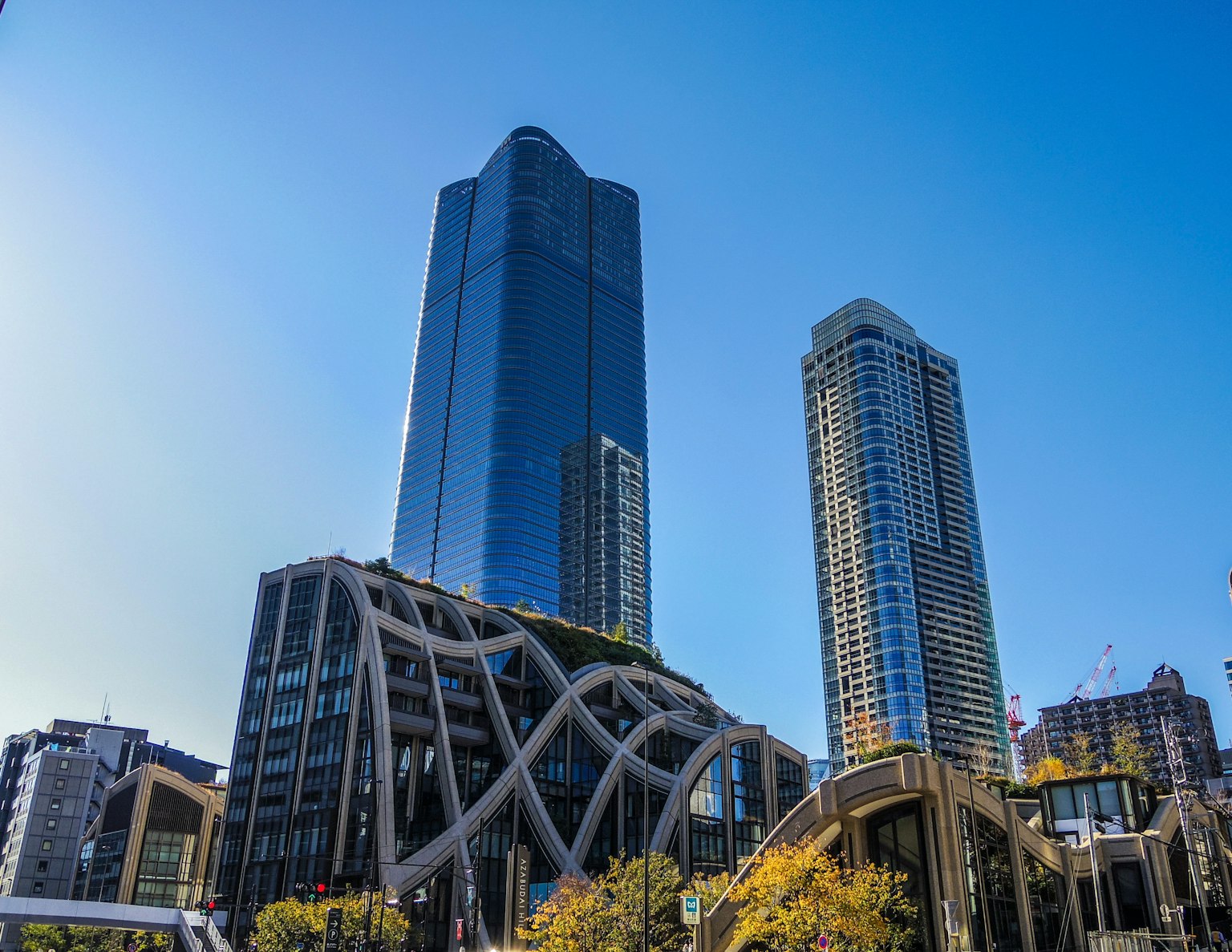 Paisaje urbano con rascacielos modernos y un diseño arquitectónico único
