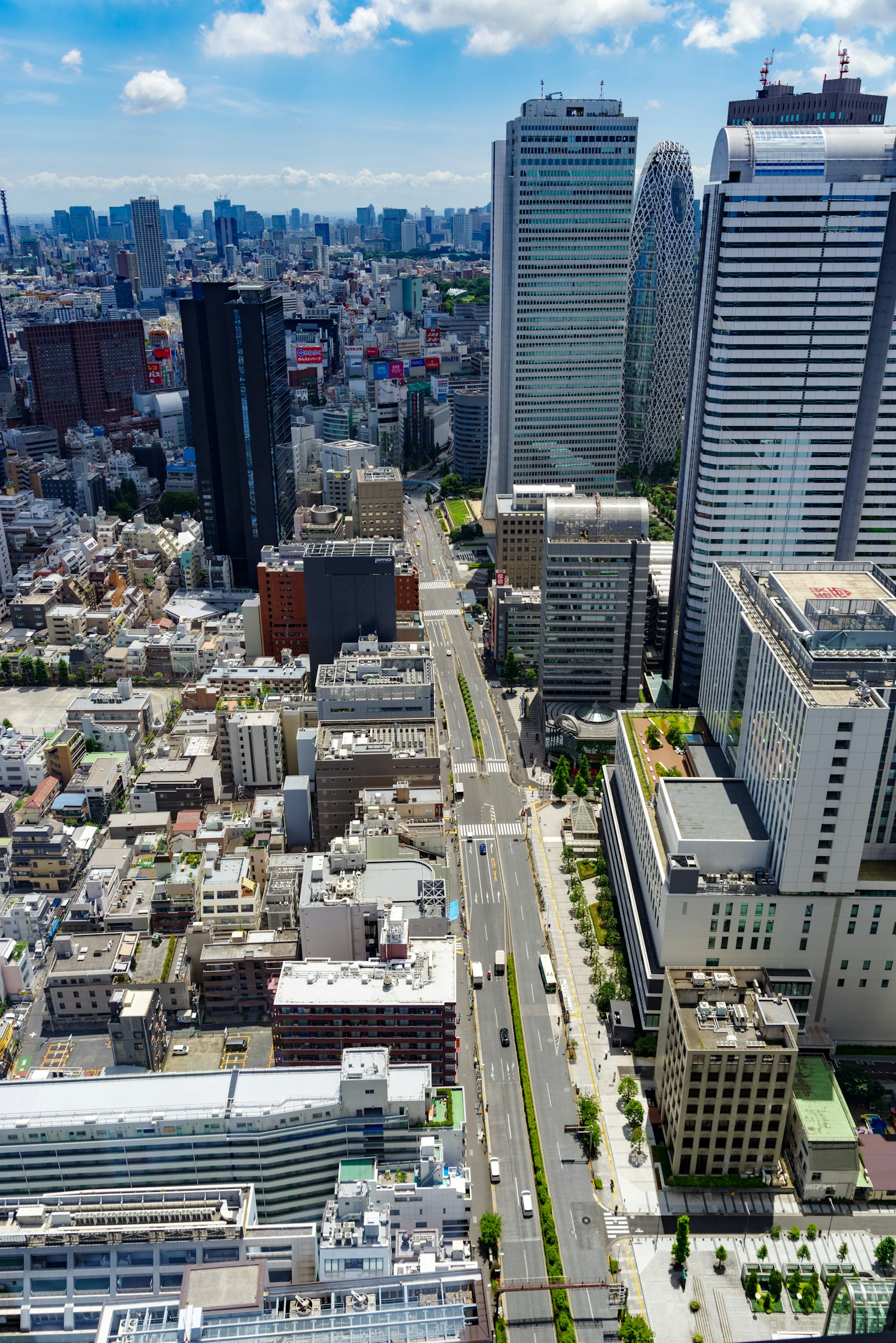 Vista aérea de los rascacielos y calles de Tokio