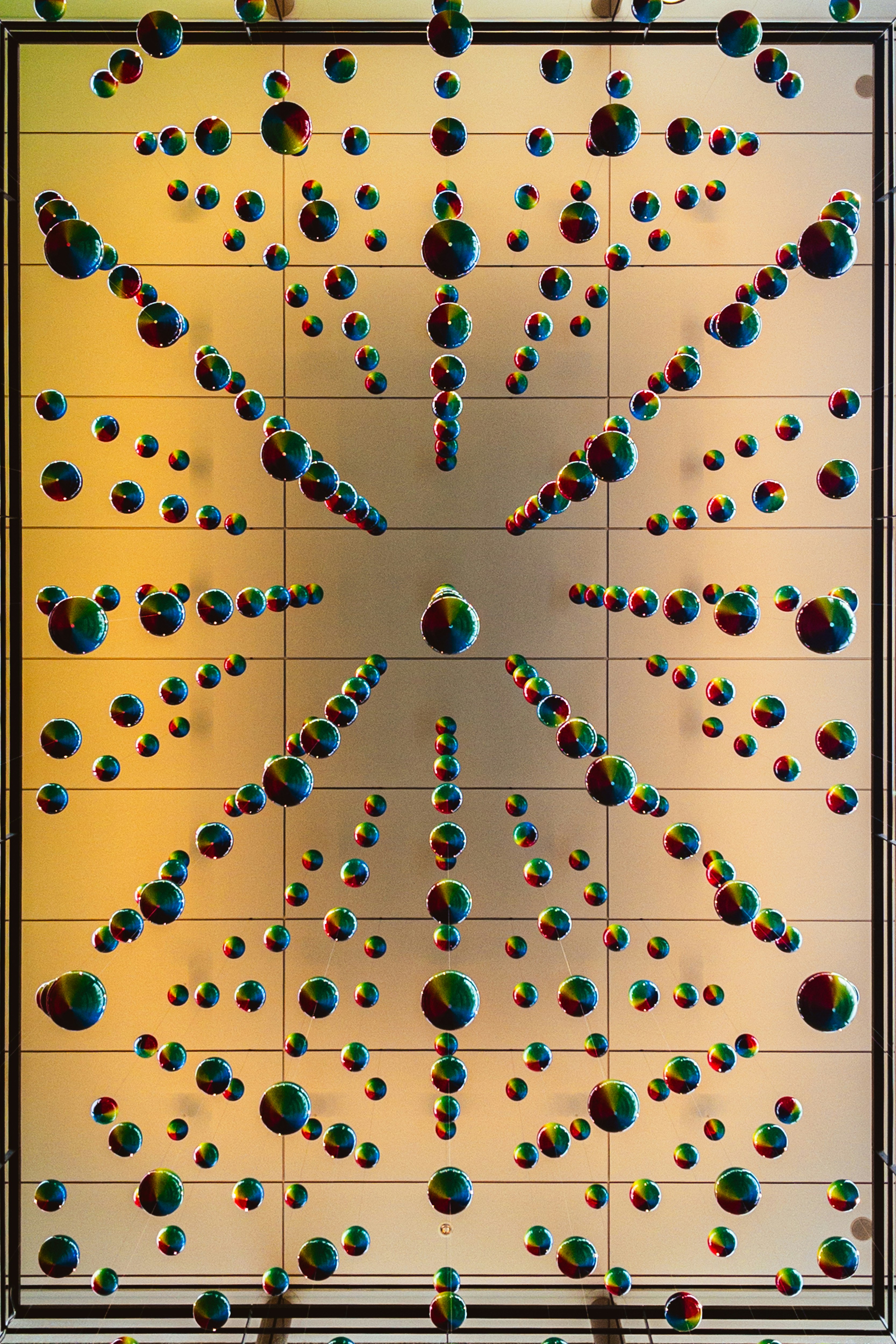 天井の飾りのようなカラフルな球の模様
