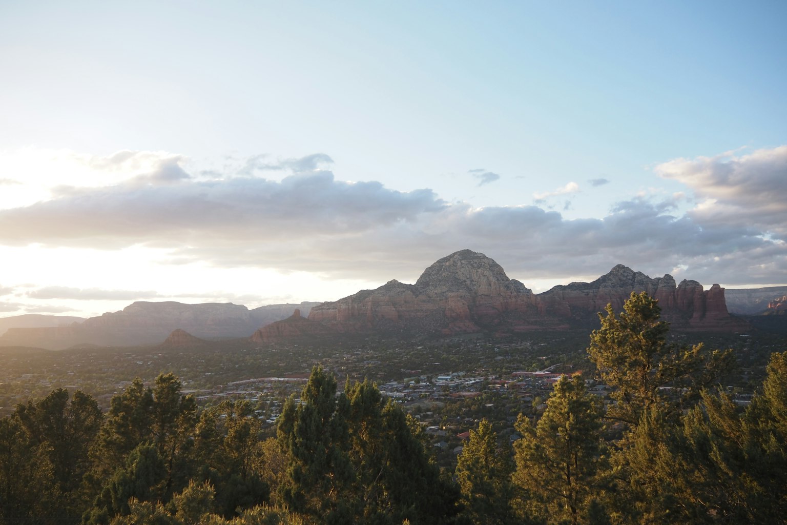 Vista escénica de las montañas de Sedona al atardecer