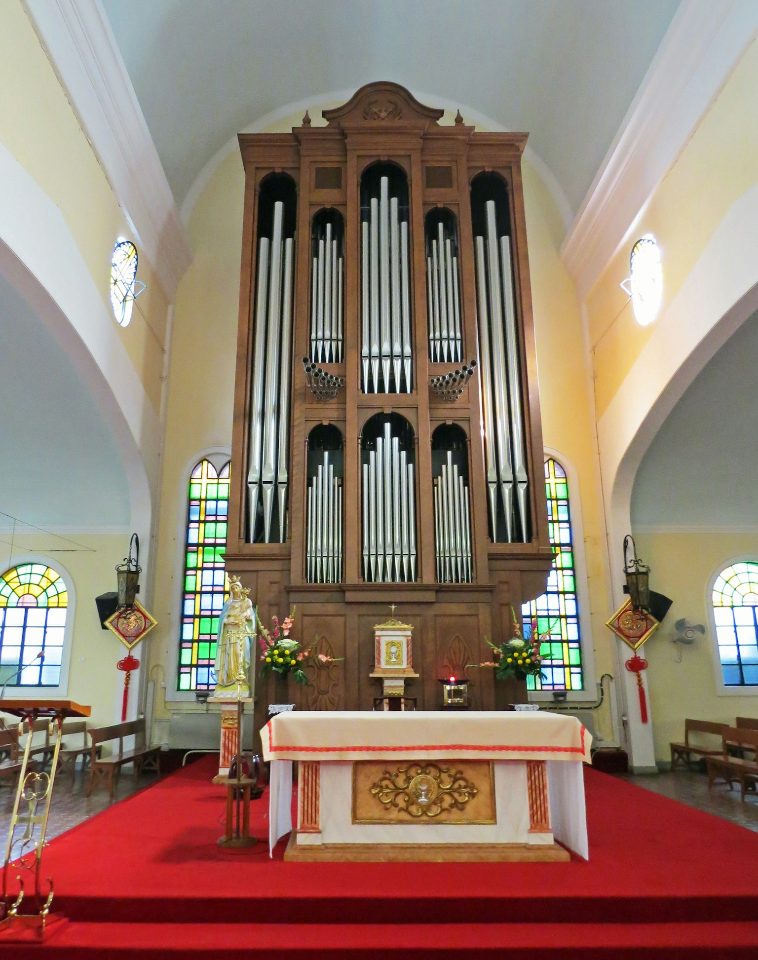 Intérieur d'une église avec un orgue en bois et un autel