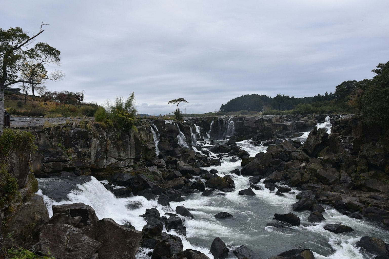 Paesaggio sereno con cascate e un corso d'acqua roccioso