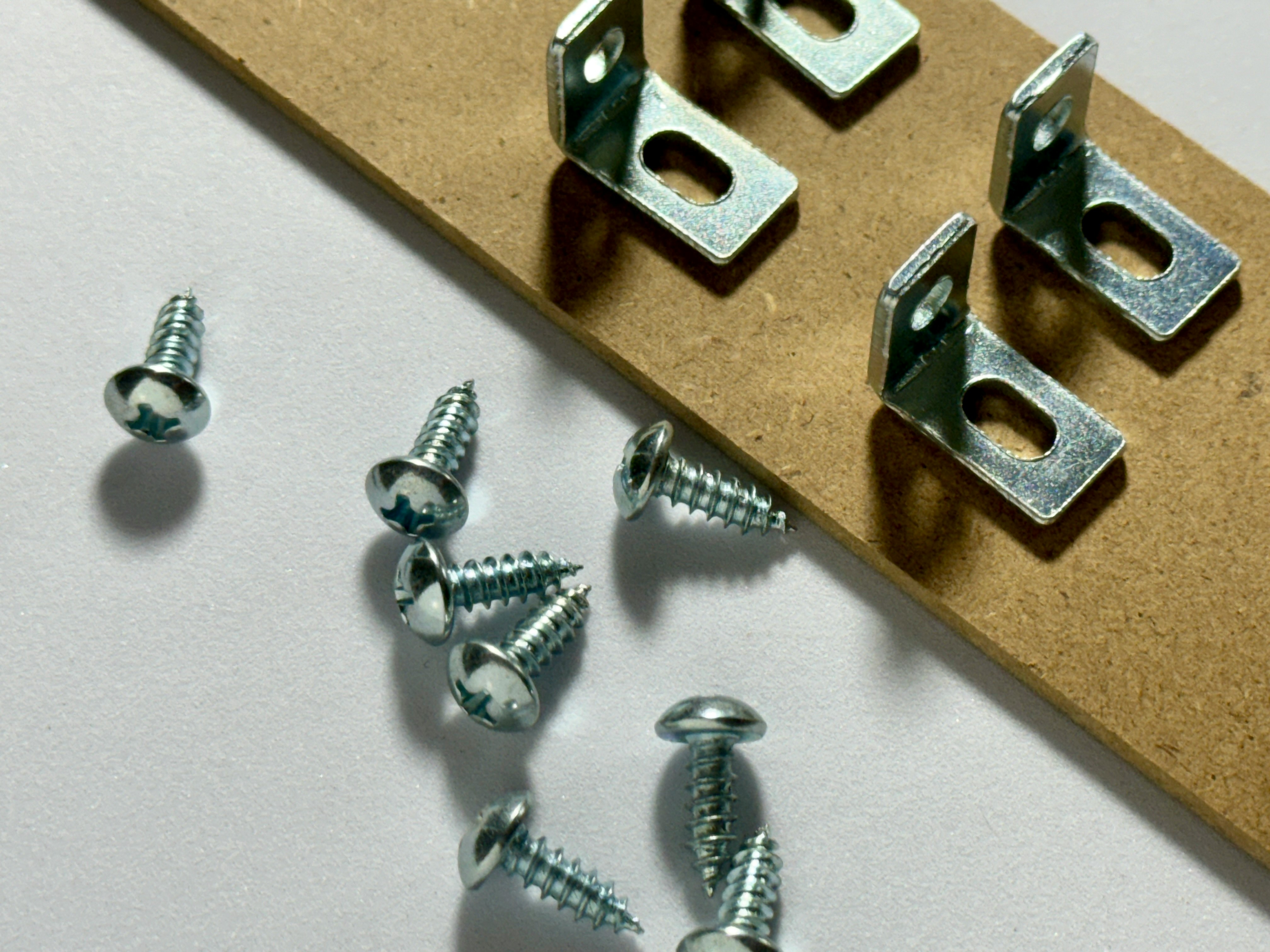 Metallbefestigungen und Schrauben auf einer Korkplatte